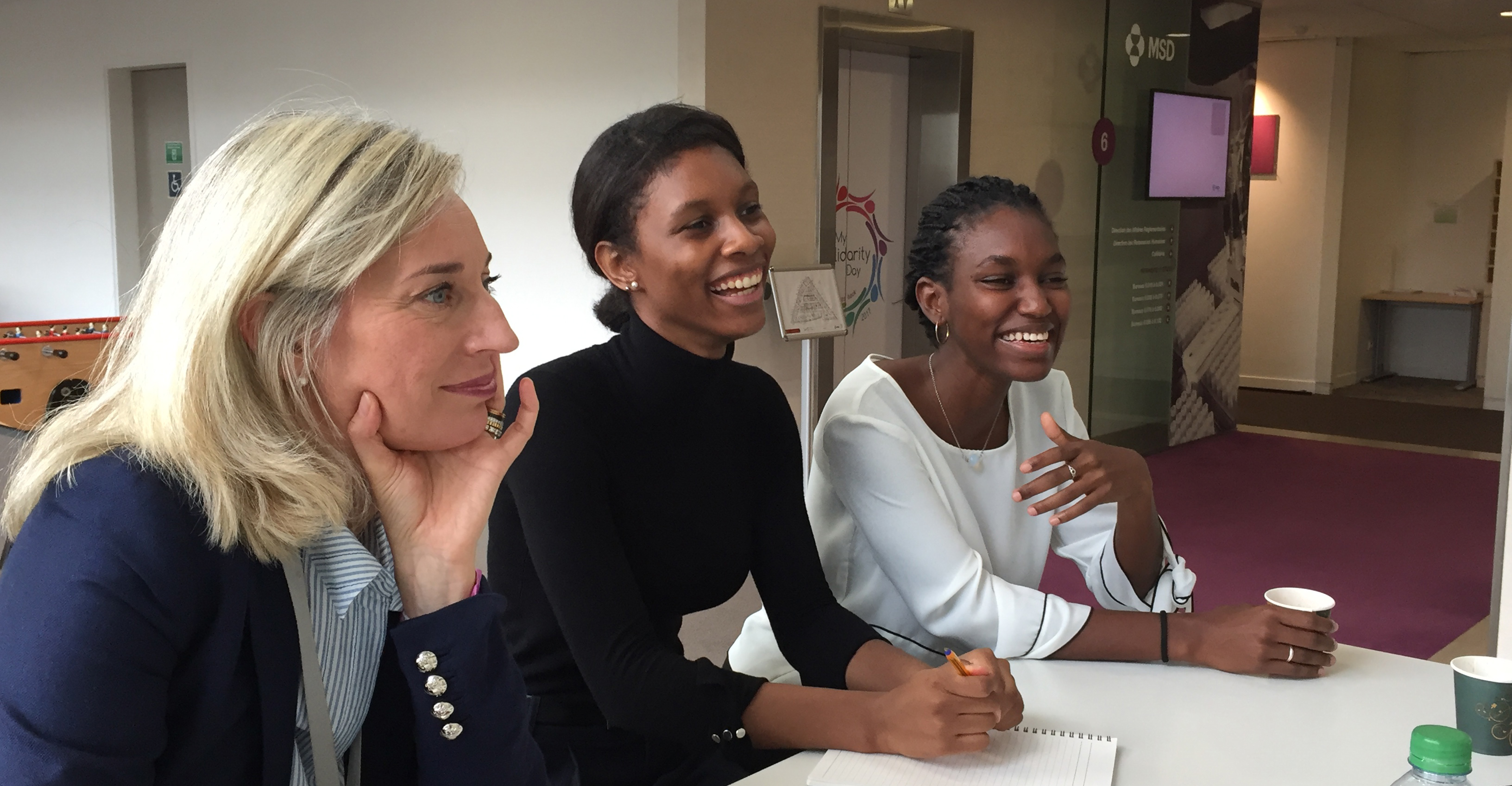 Trois personnes discutant autour d'une table