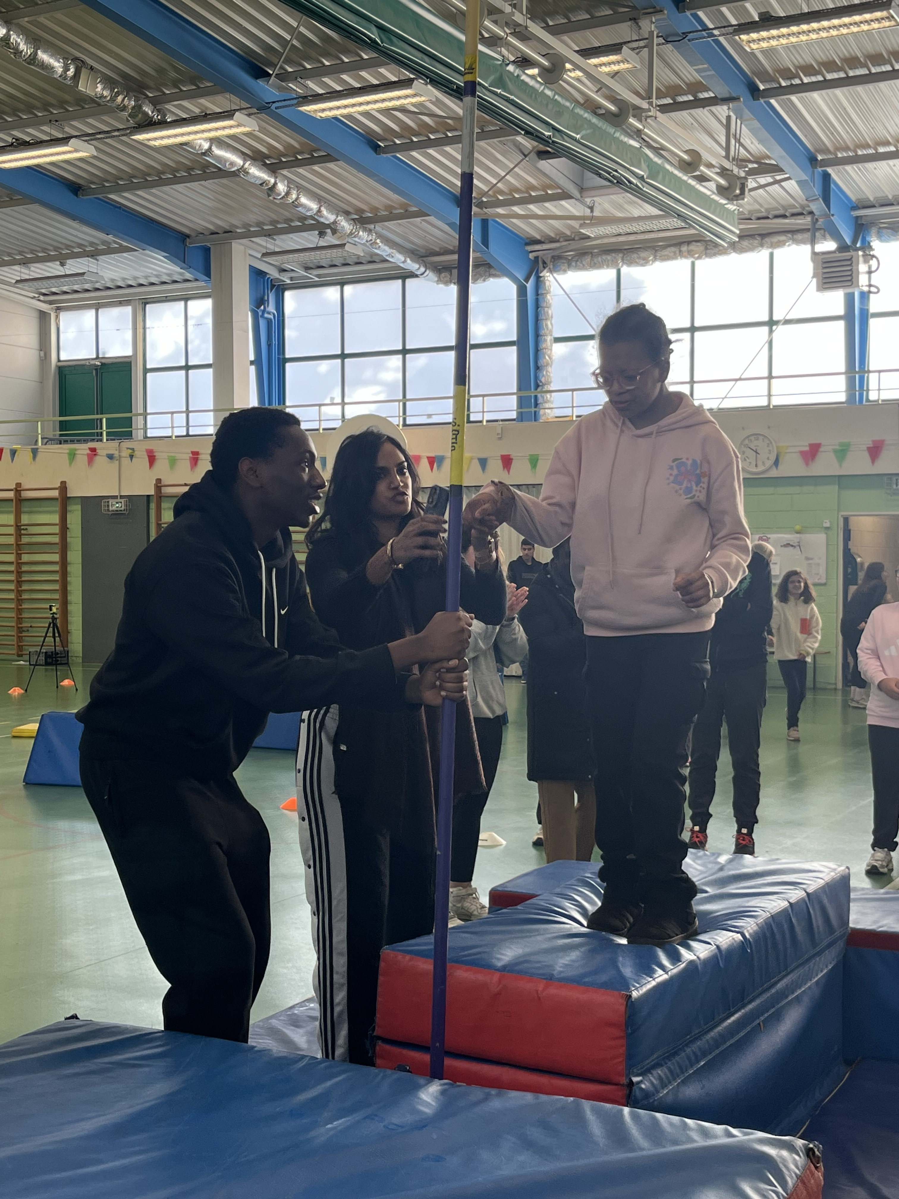 Collaborateurs et enfant lors d_une action handisport