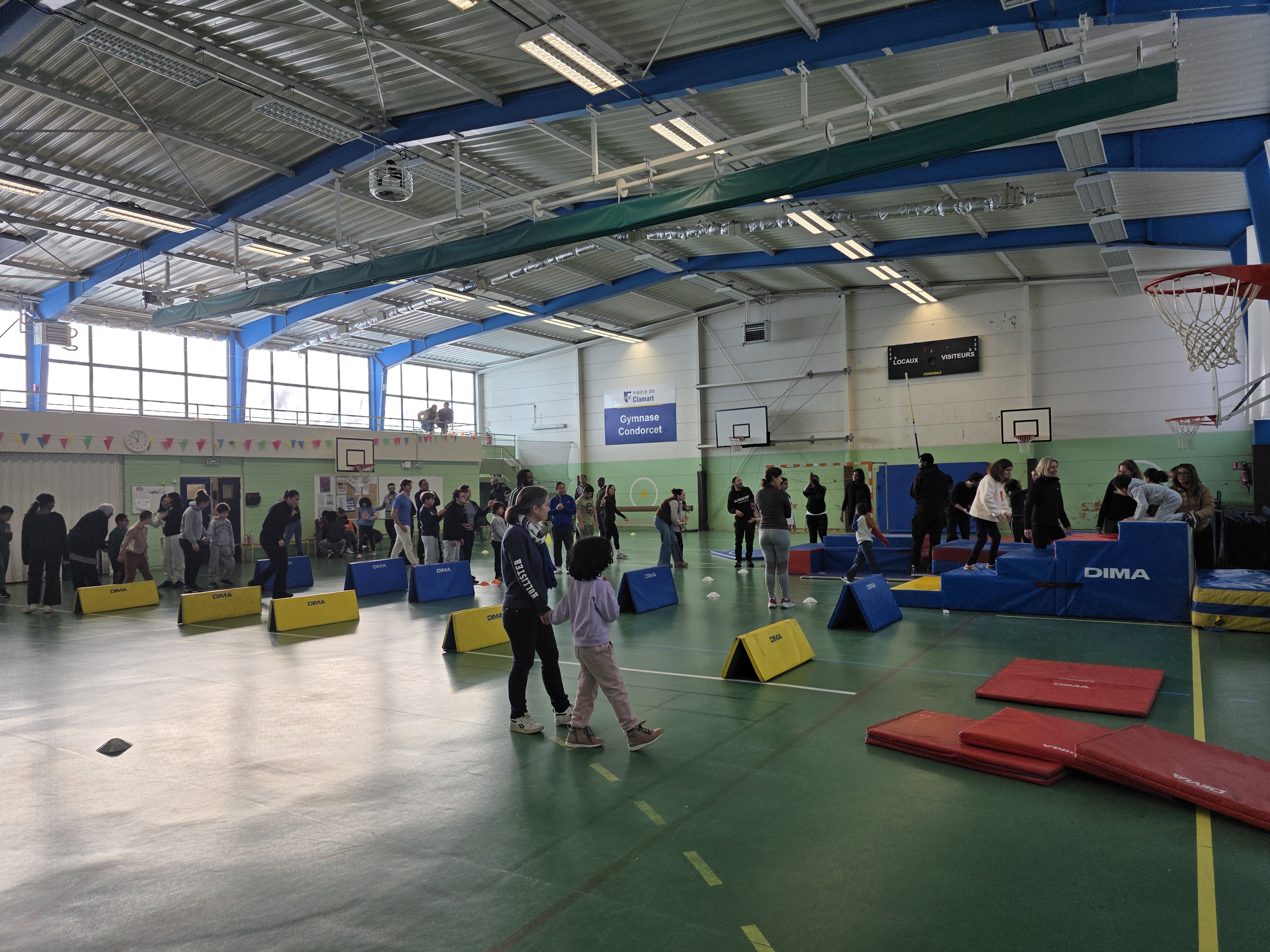 Collaborateurs et enfants lors d_une action handisport
