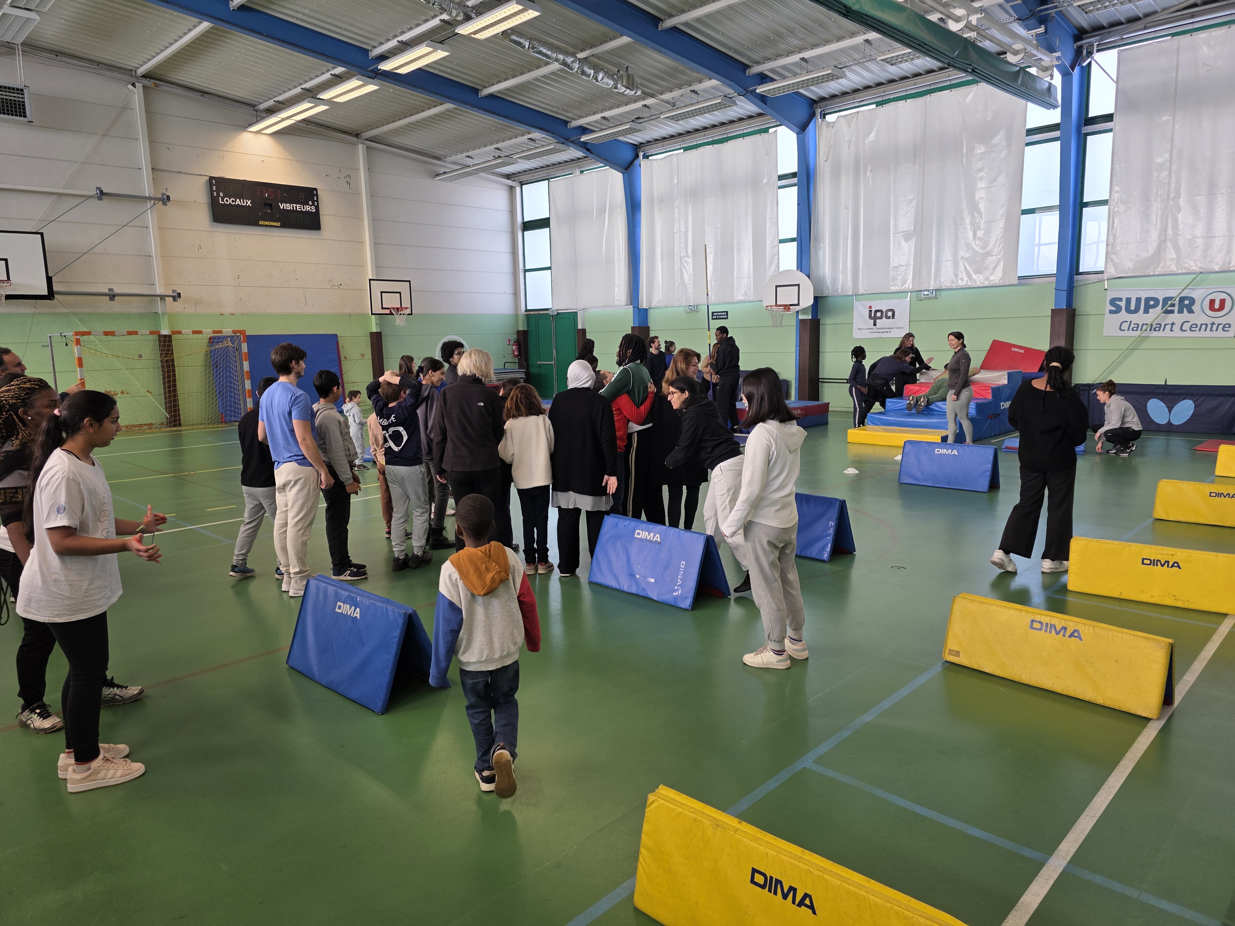 images/galerie_de_l_engagement/Collaborateurs et enfants lors d_une action handisport2.jpg