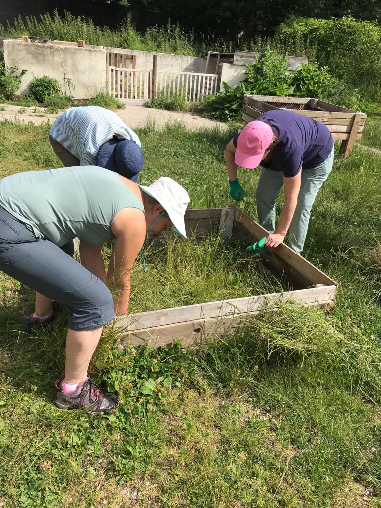 images/galerie_de_l_engagement/Collaborateurs lors d_une action de jardinage11.jpg