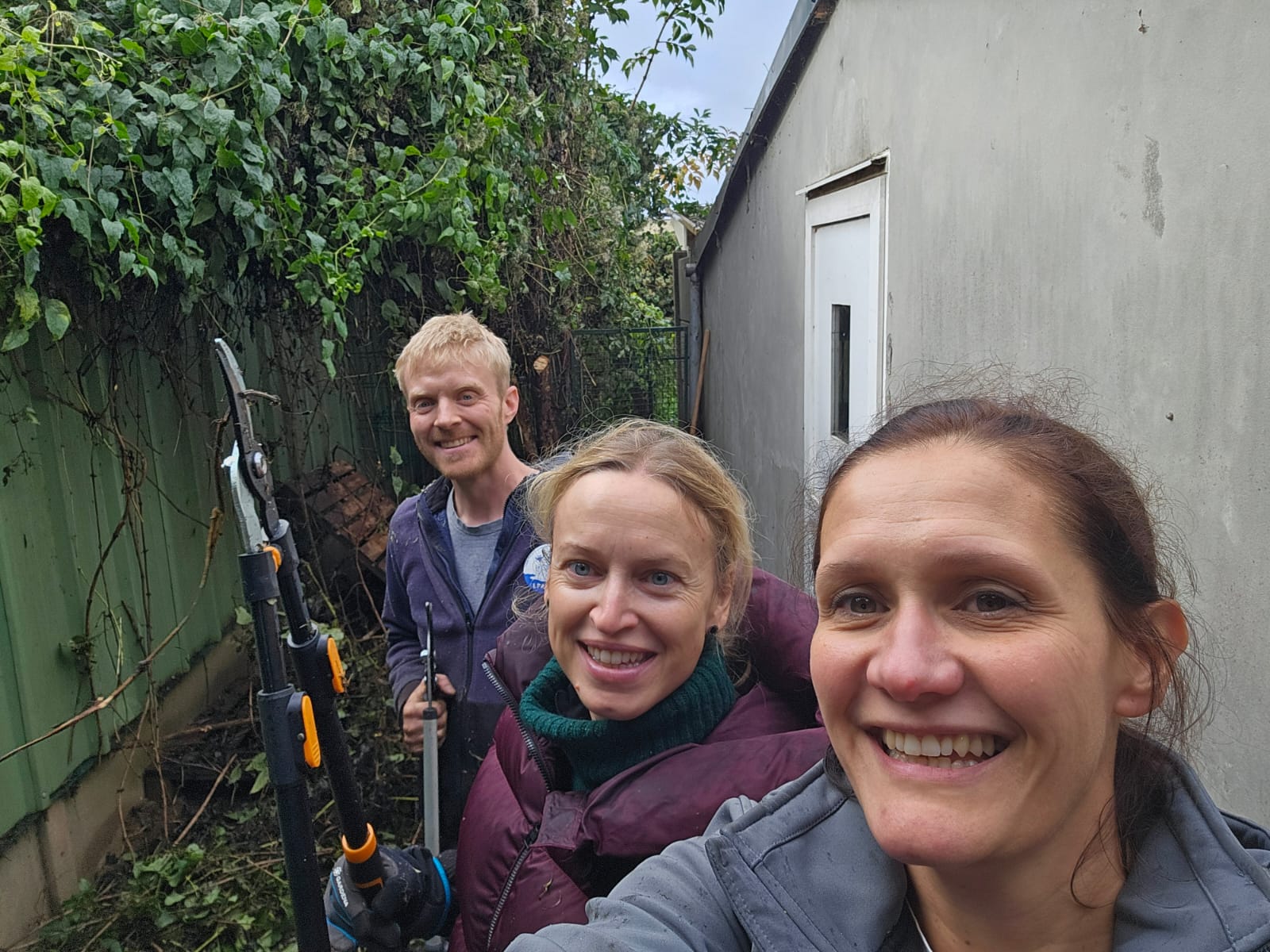 Collaborateurs lors d_une action de jardinage_