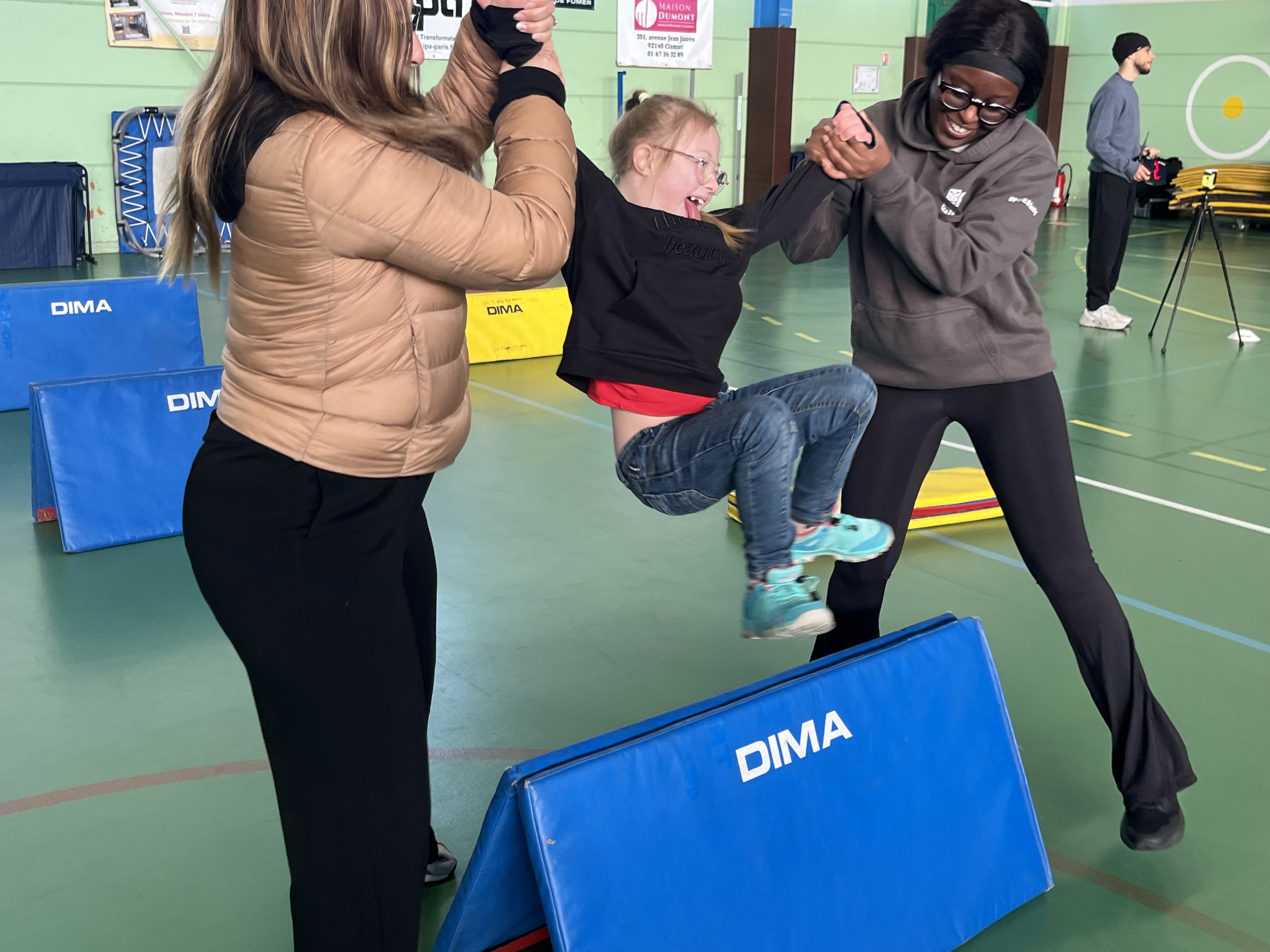 Collaboratrices et enfant lors d_une action handisport