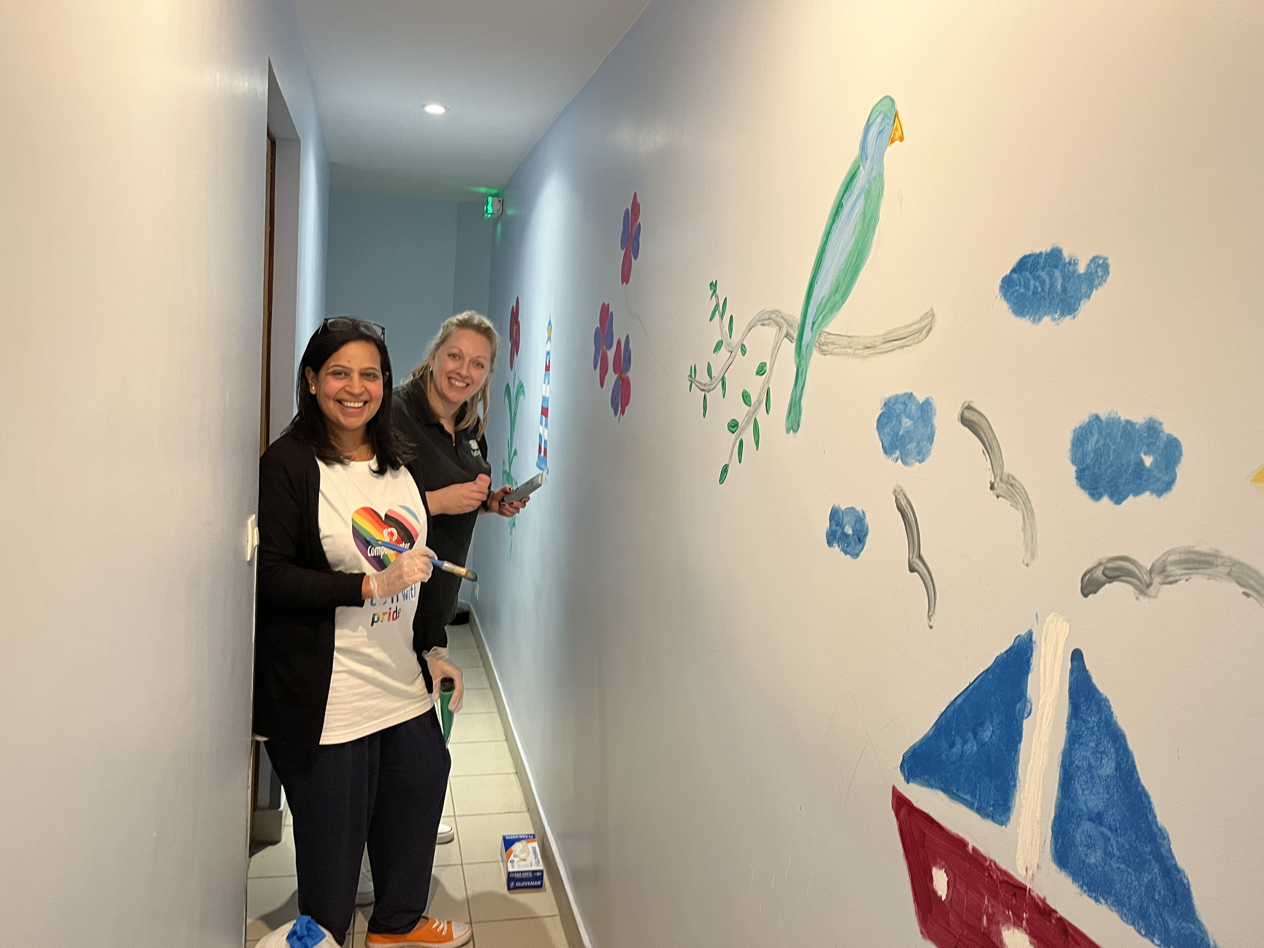 Collaboratrices peignant une fresque