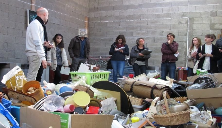 collaborateurs lors d_une action de tri