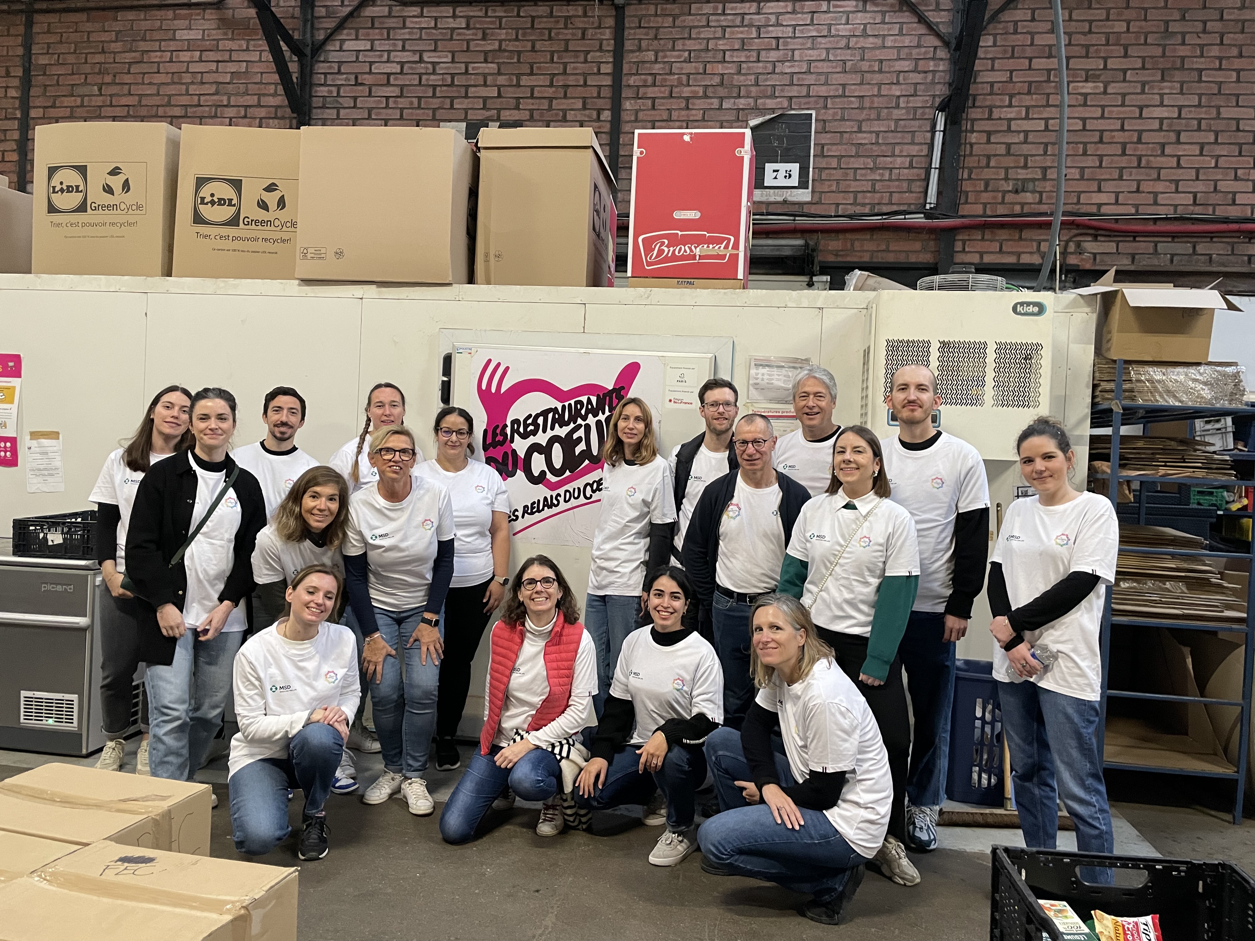 collaborateurs lors d_une journee solidaire aux Restos du Coeur