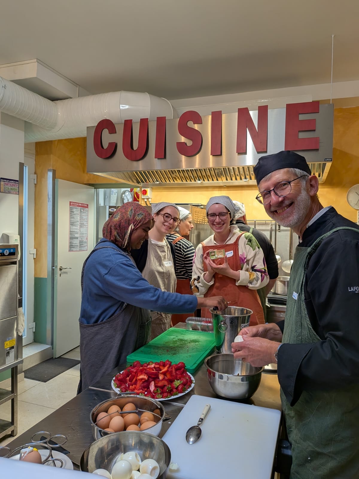 images/galerie_de_l_engagement/collaborateurs lors dune action cuisine3.jpg