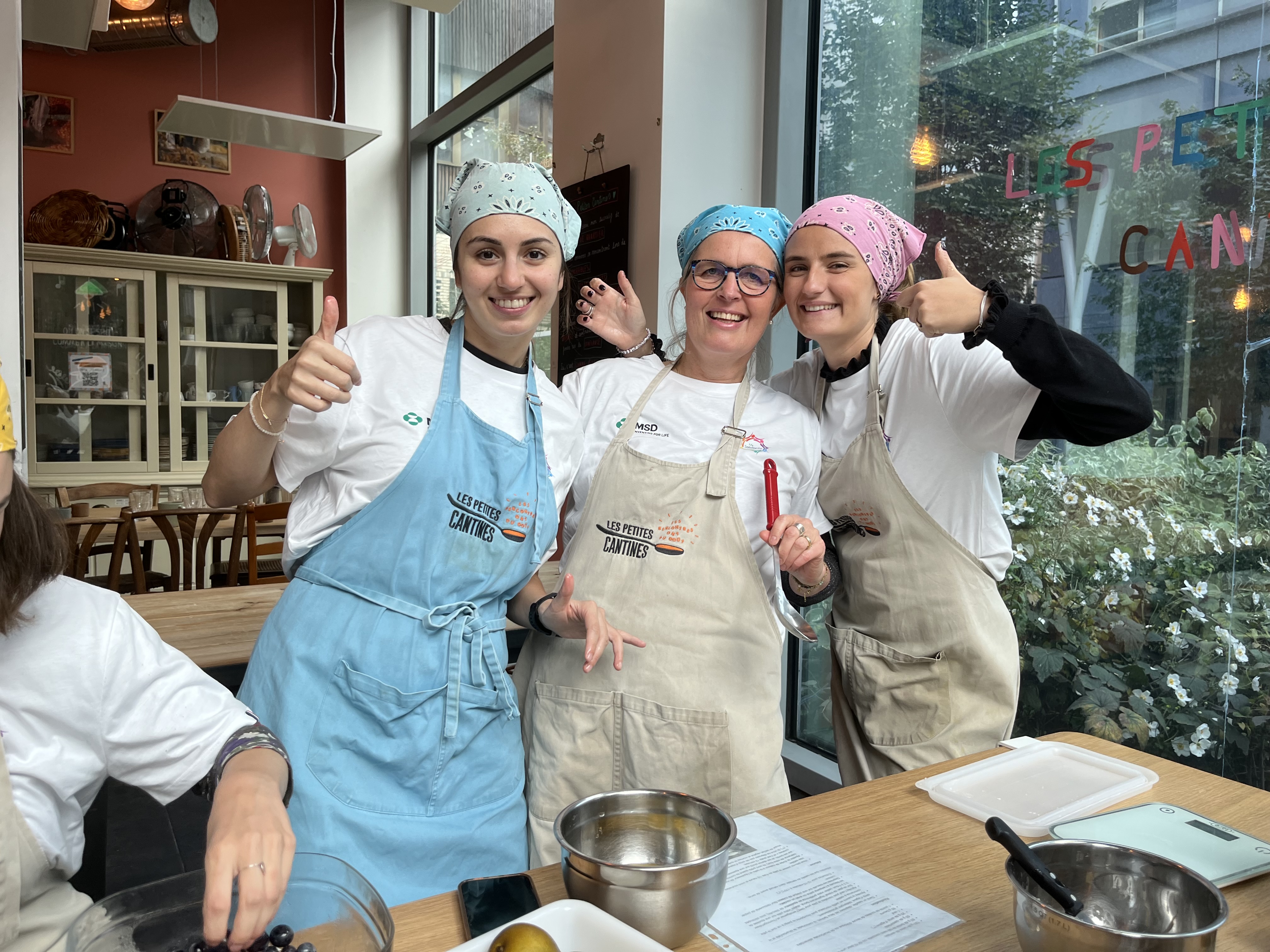 images/galerie_de_l_engagement/photo de groupe aux _Petites Cantines_.jpg