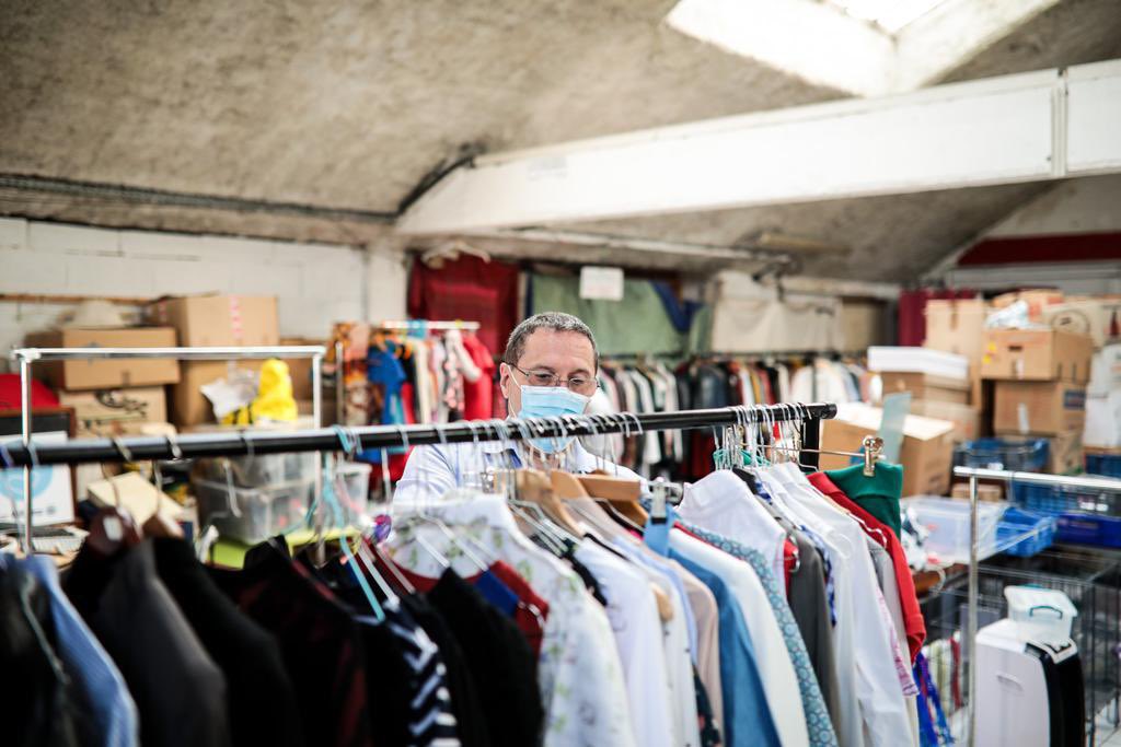 images/galerie_de_l_engagement/tri de vetement au Emmaus d_Ivry.jpg