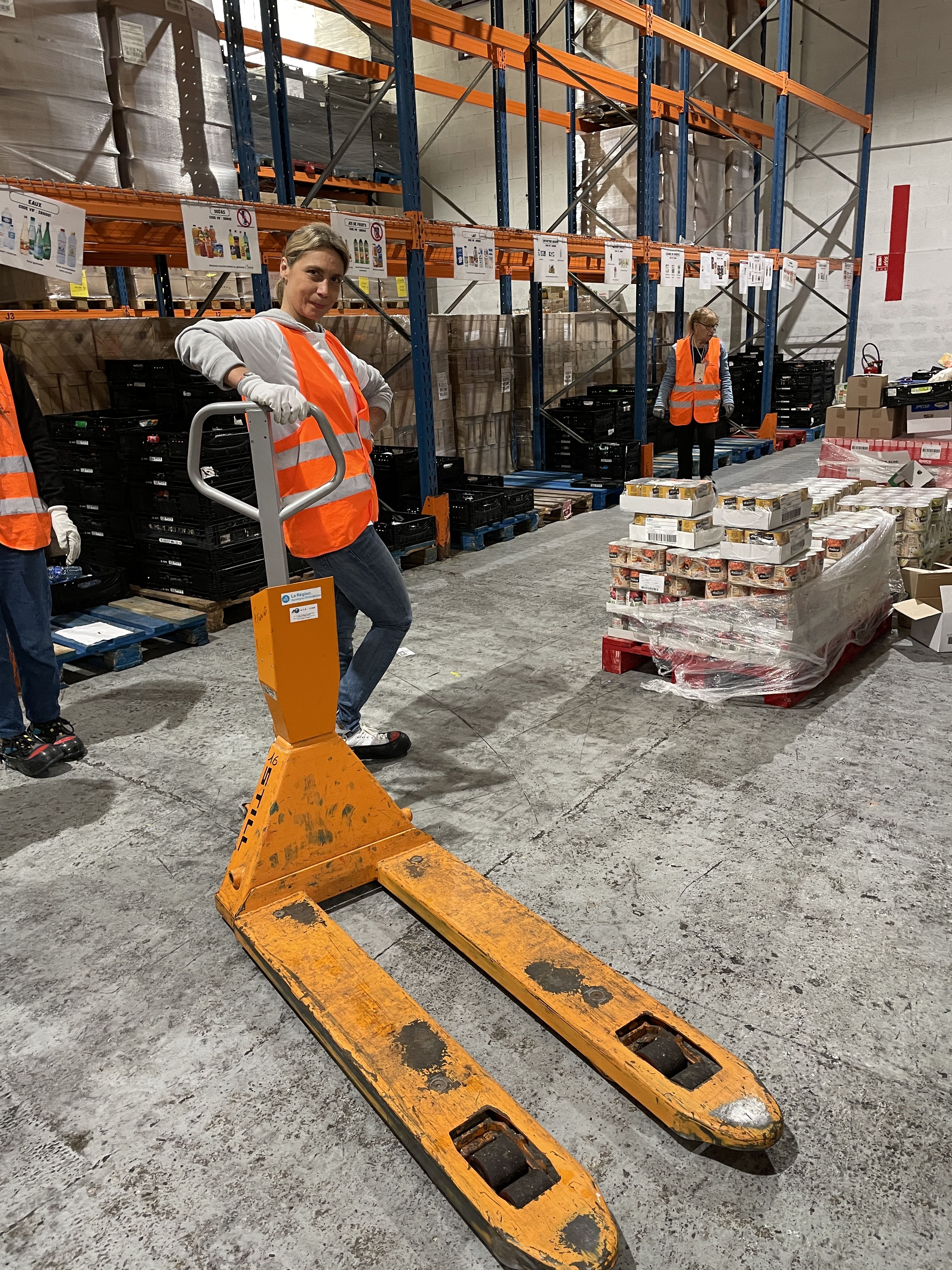 images/galerie_de_l_engagement/rangement de produits avec un transpalette.jpg