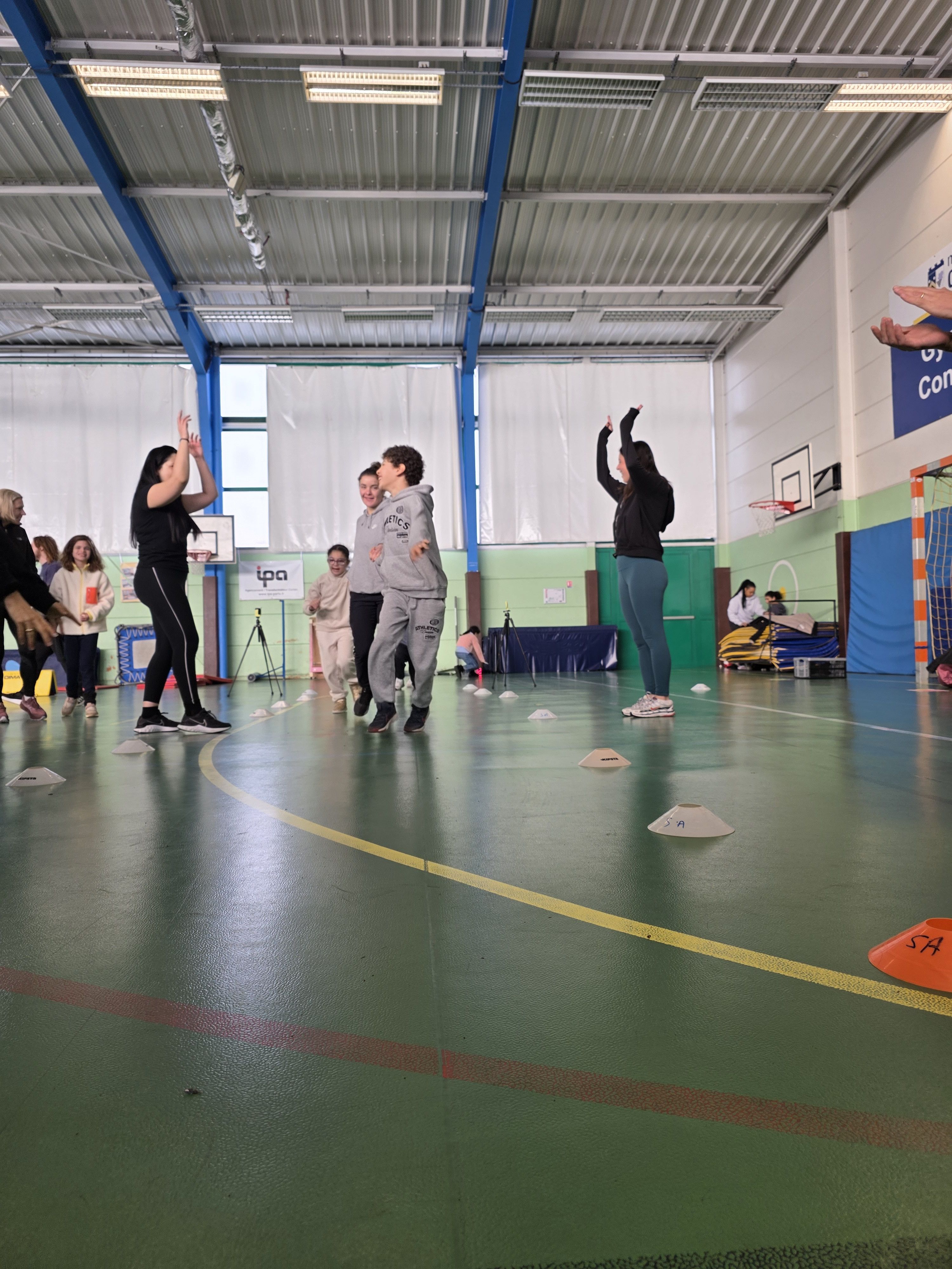 Collaborateurs et enfants lors d_une action handisport1