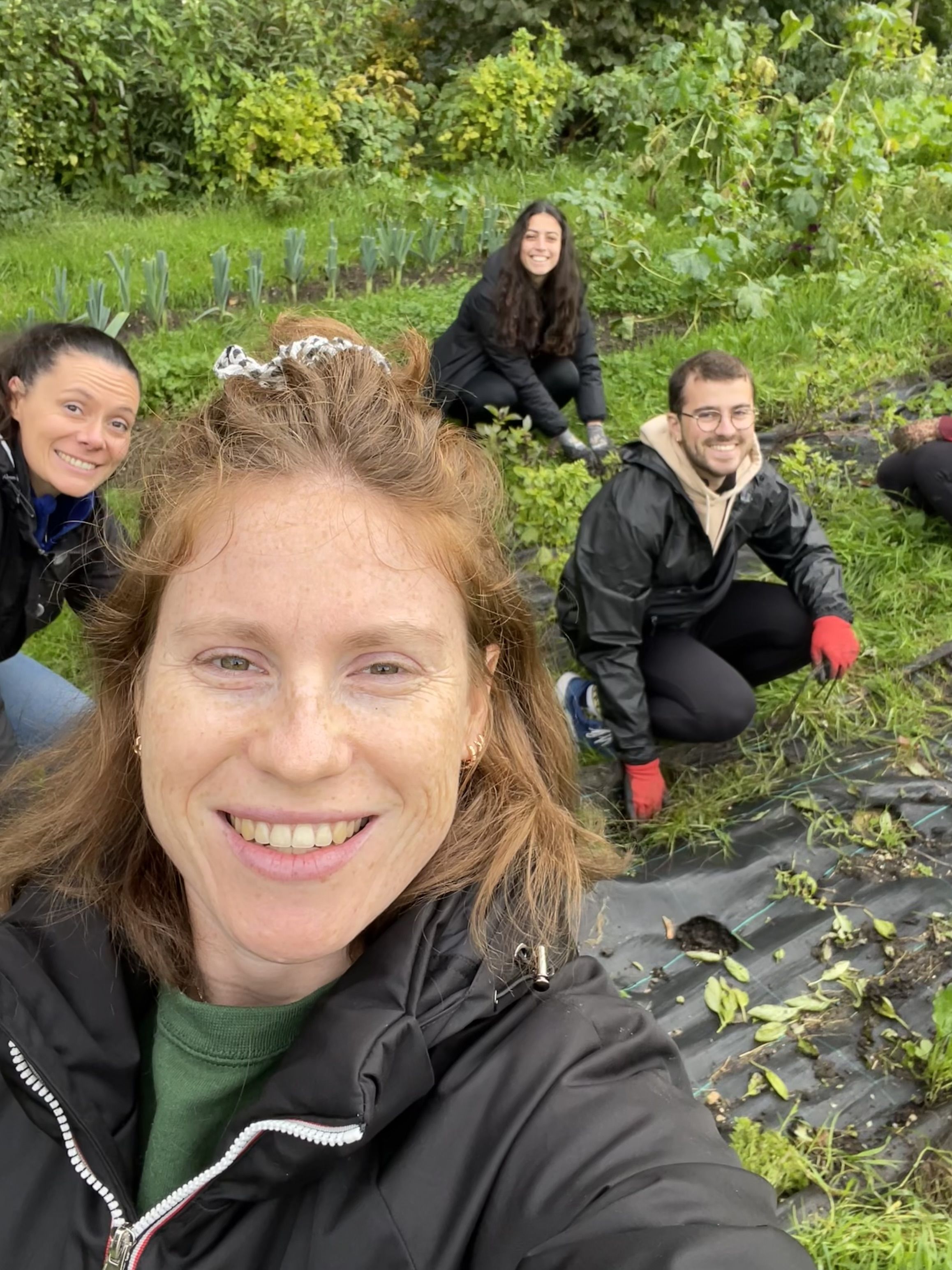 Collaborateurs lors d_une action de jardinage9