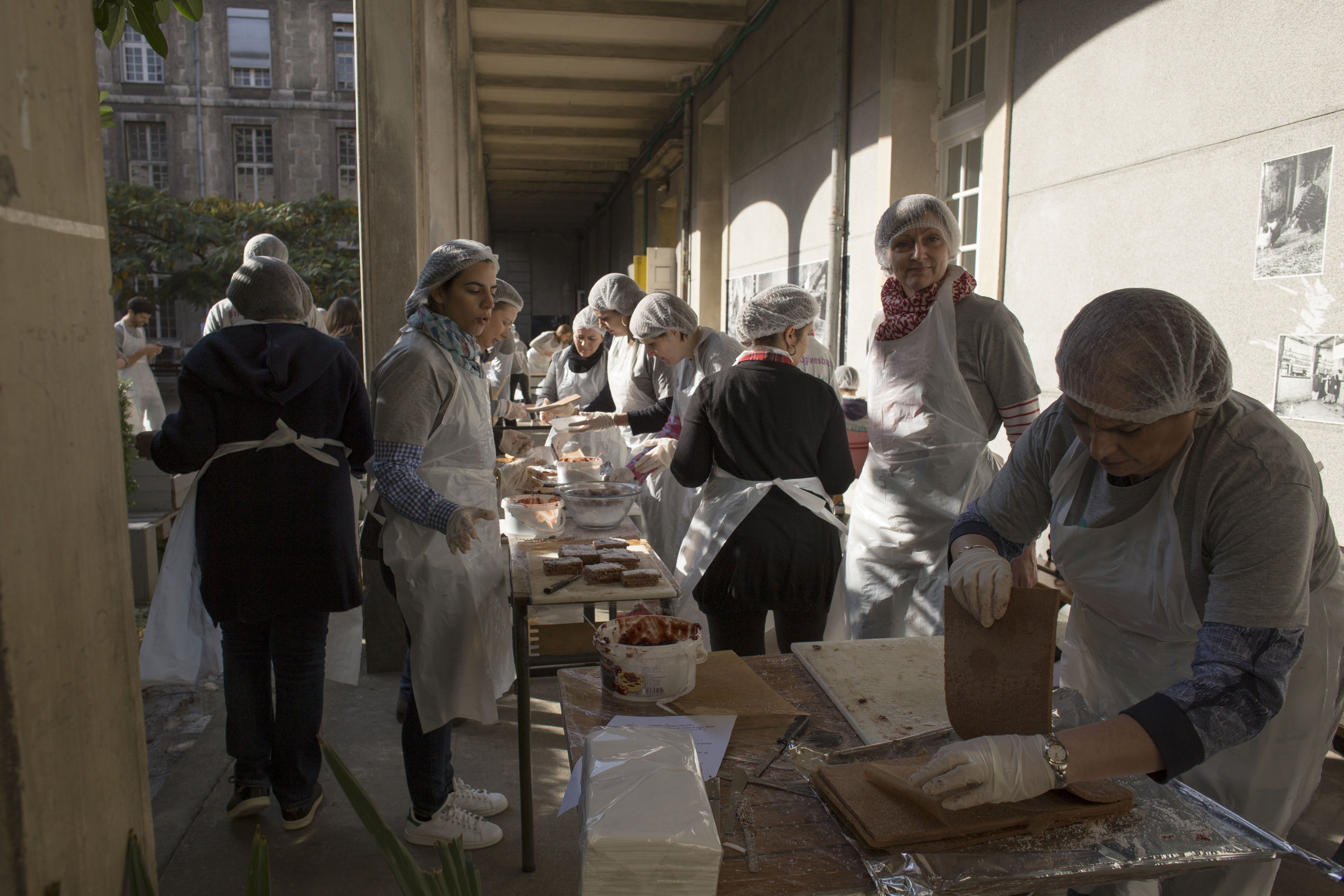 images/galerie_de_l_engagement/Preparation de gateaux pour une distribution alimentaire3.jpg