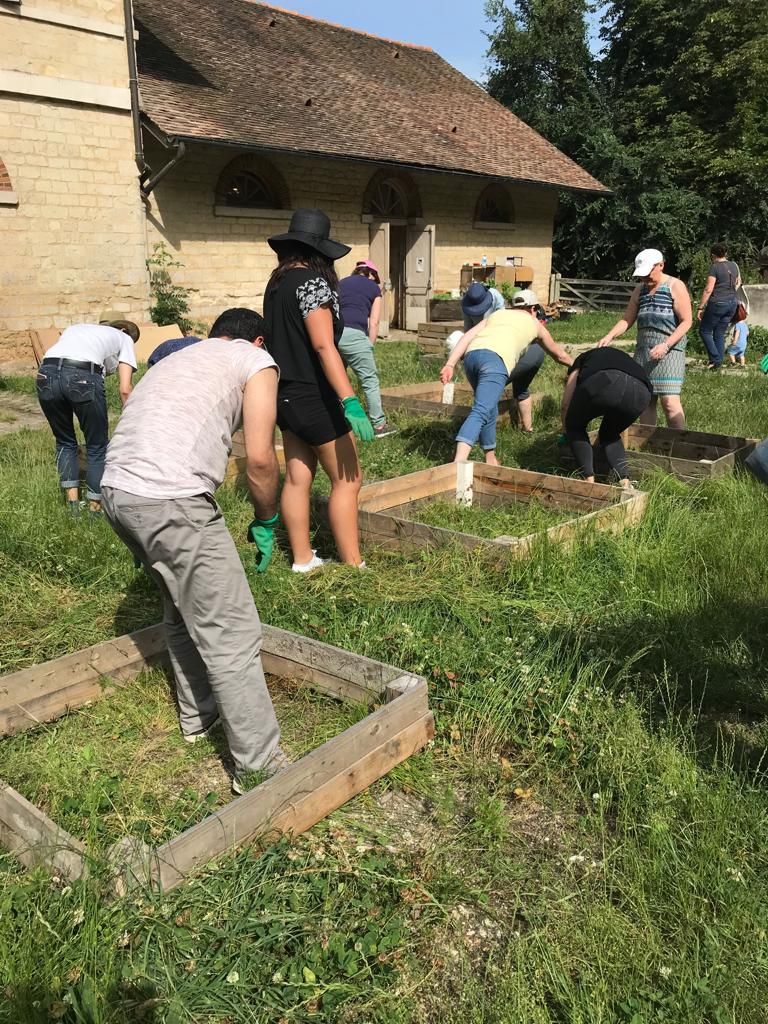 Collaborateurs lors d_une action de jardinage22