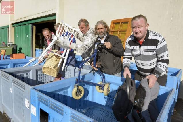 Collaborateurs lors d_une action de tri au Emmaus d_Angers