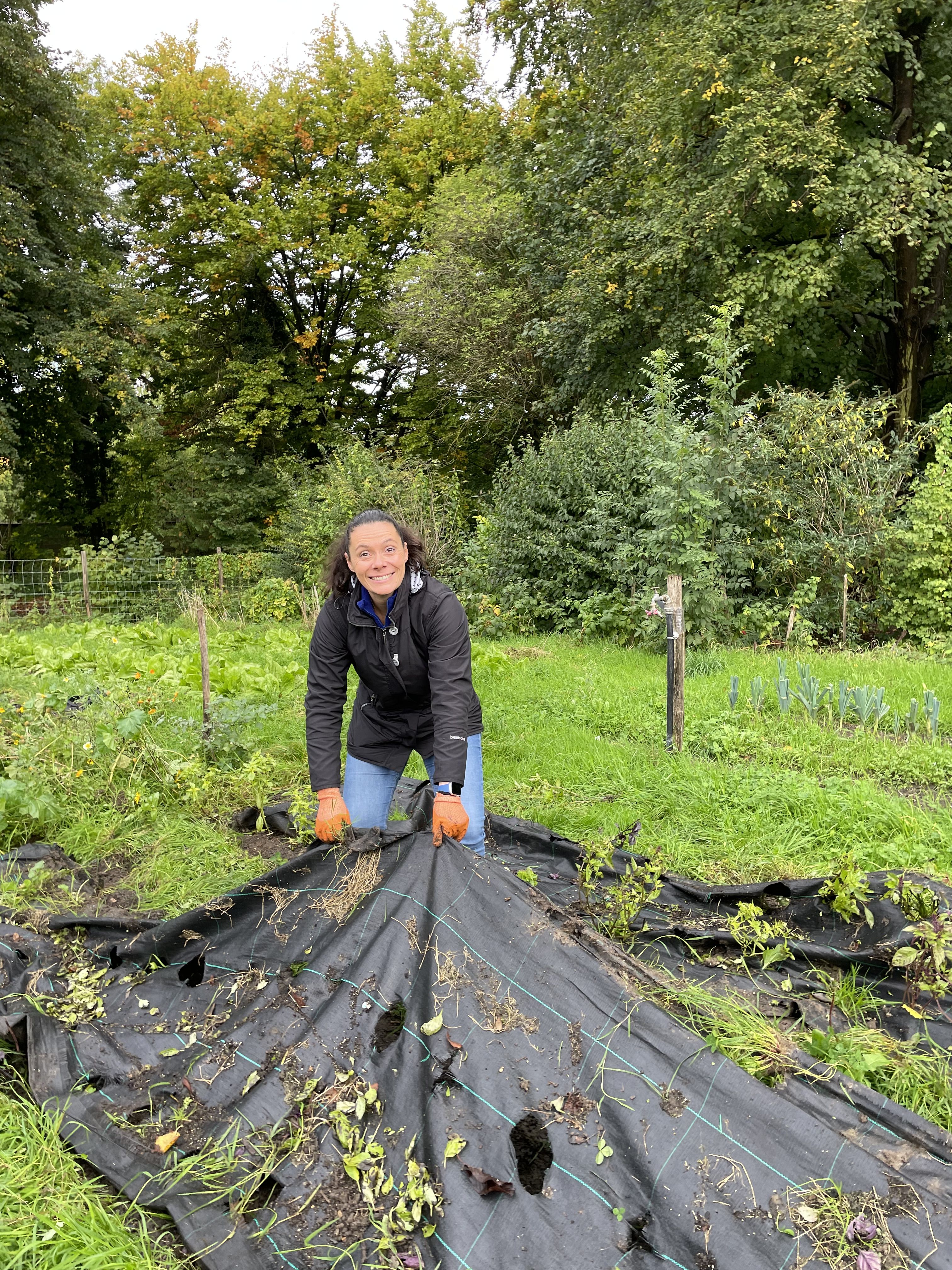 images/galerie_de_l_engagement/Collaboratrice lors d_une action de jardinage.jpeg