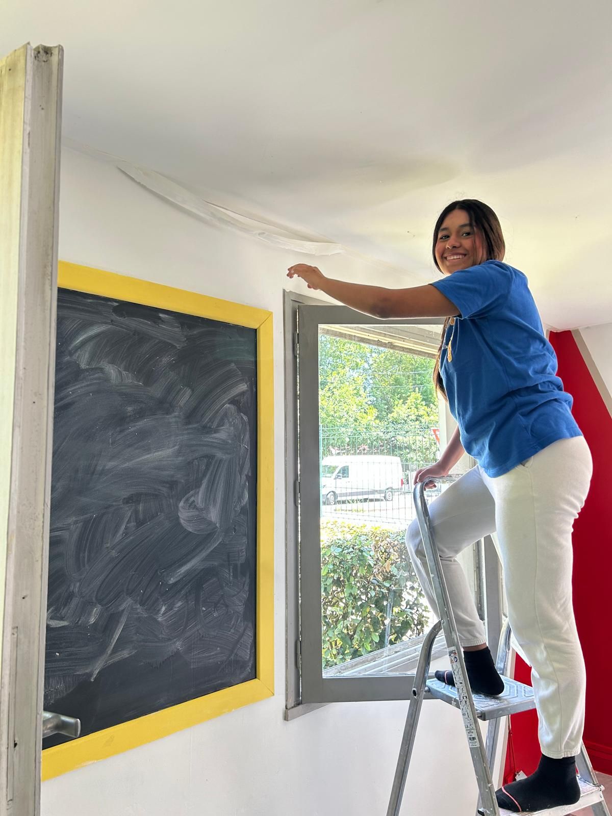 Collaboratrice lors dune action renovation peinture 1