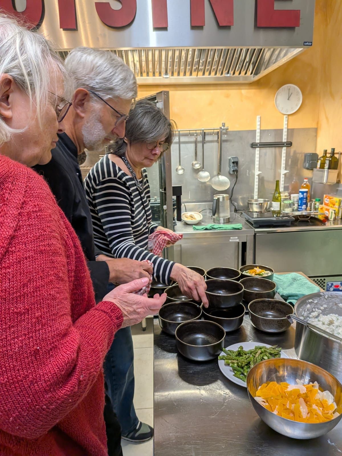 images/galerie_de_l_engagement/collaborateurs lors dune action cuisine5.jpg