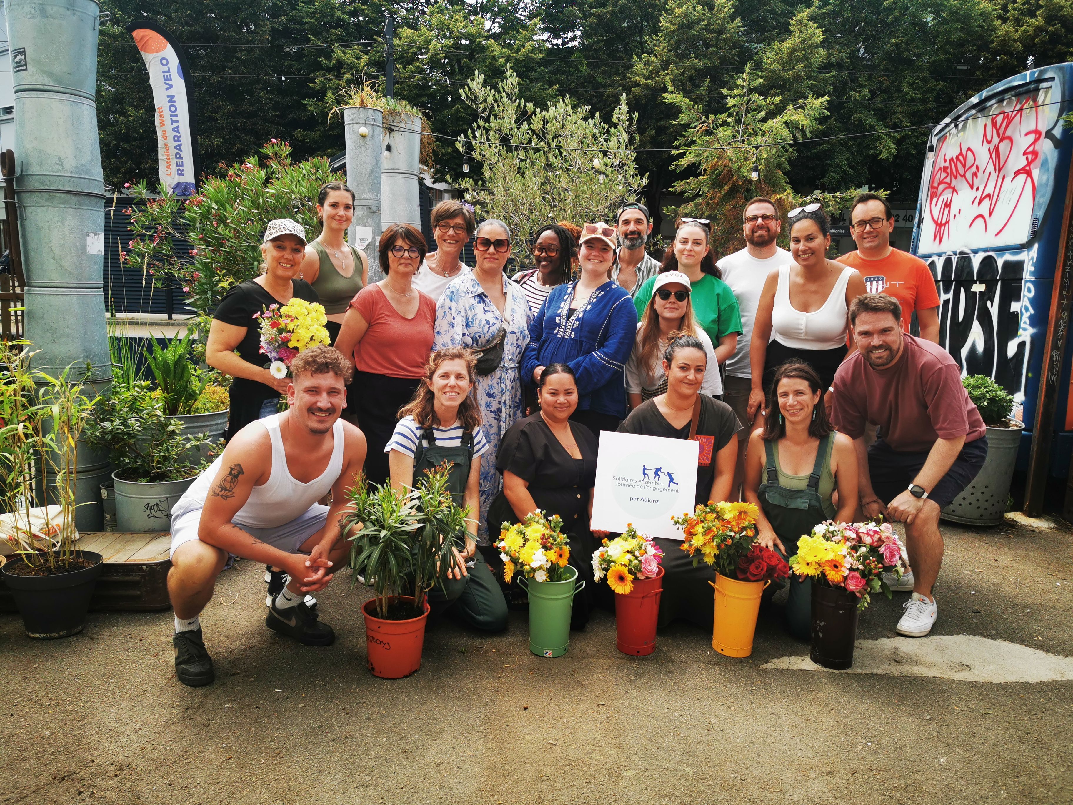 images/galerie_de_l_engagement/photo de groupe collaborateurs lors dune action jardinage.jpg