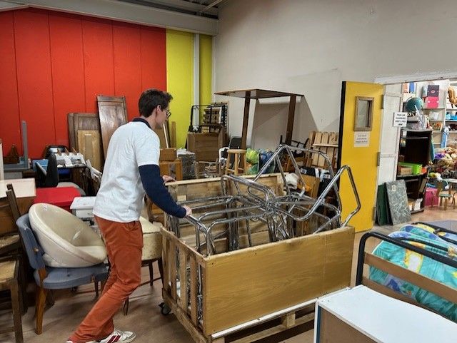 Rangement de meubles dans une ressourcerie