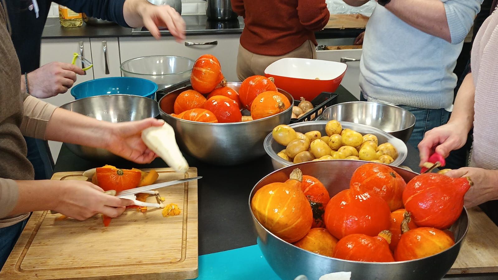 collaborateurs coupants des legumes lors dune action cuisine