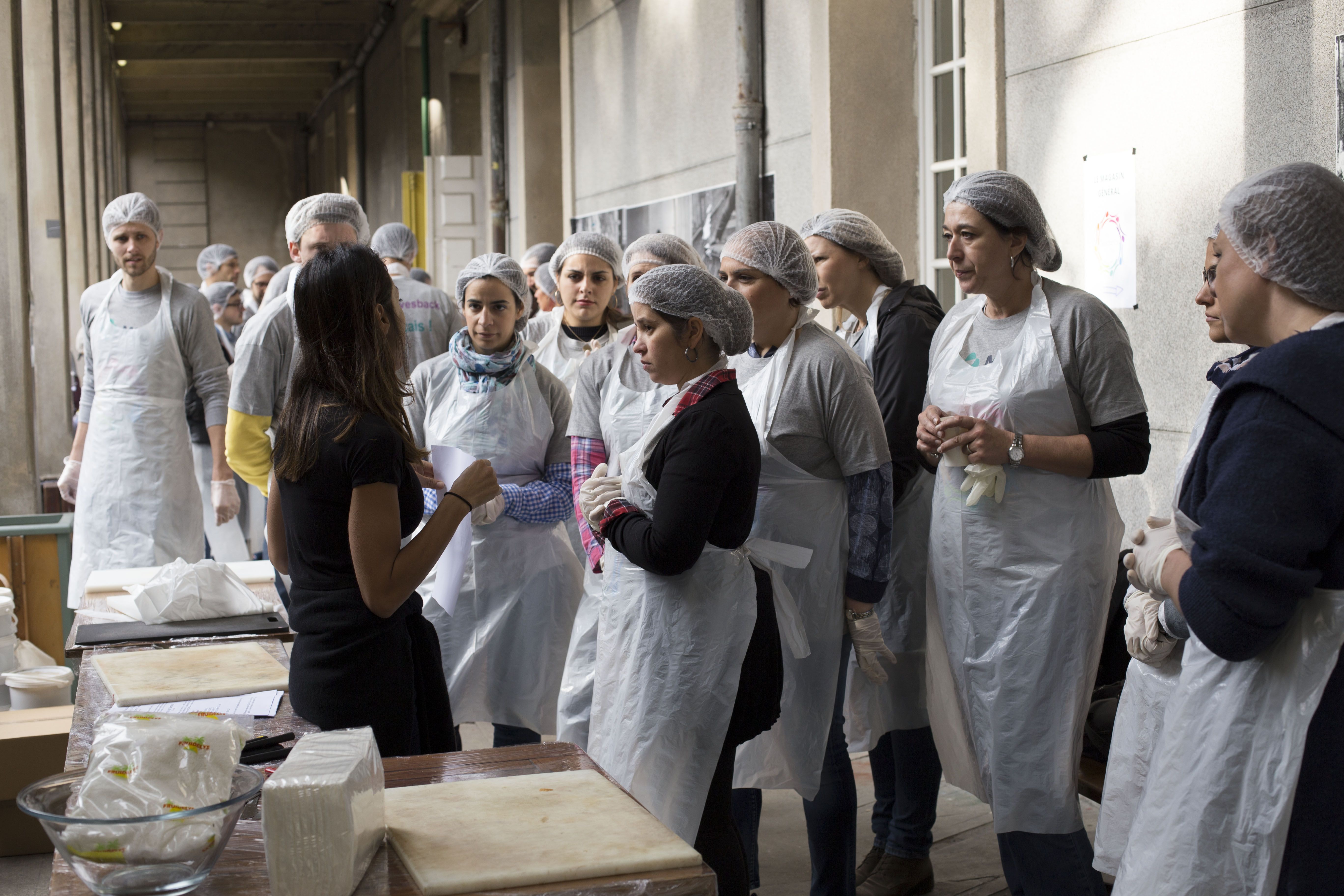 Collaborateurs lors d_une distribution alimentaire3