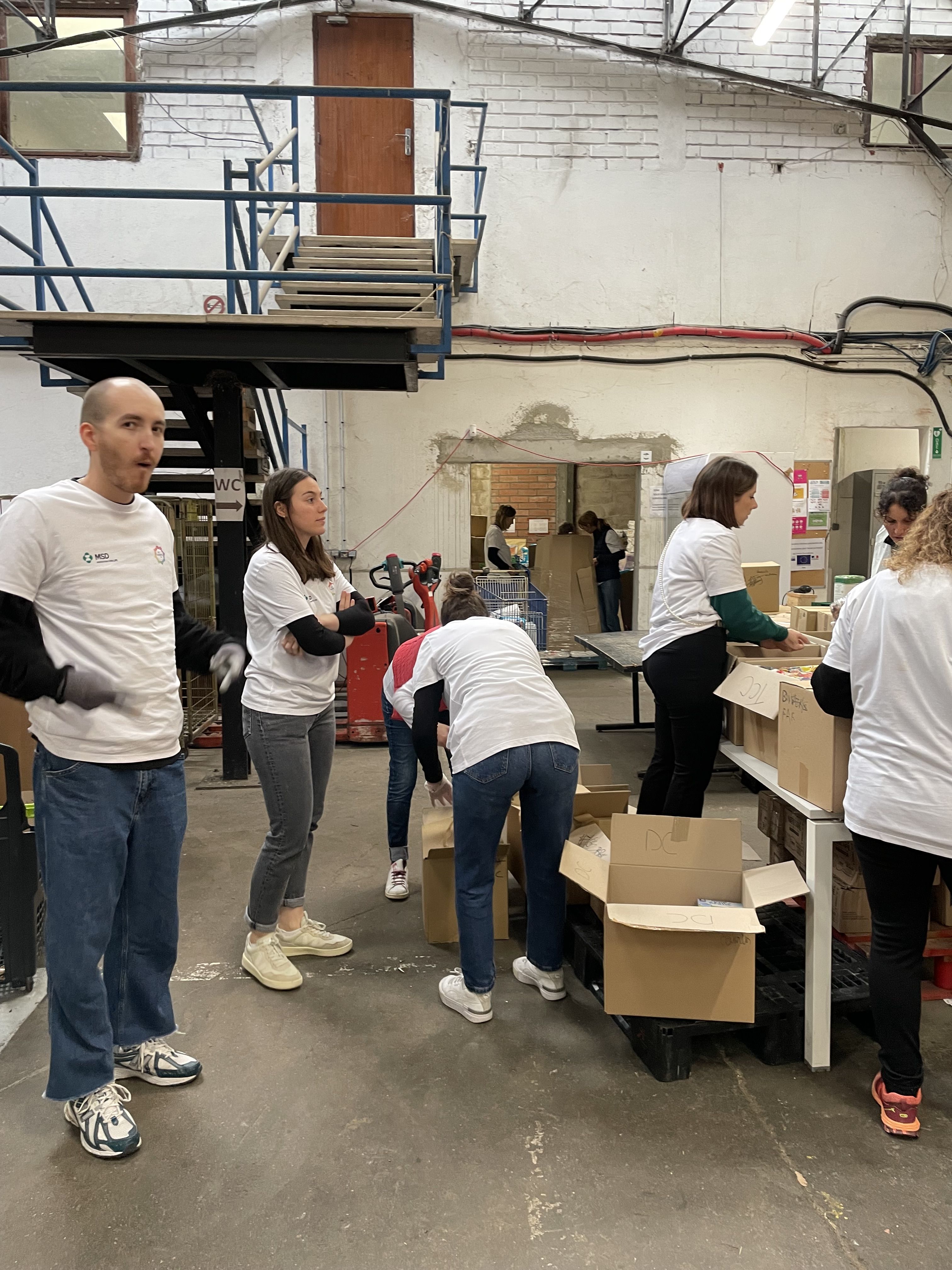 collaborateurs triant des denrees alimentaires1