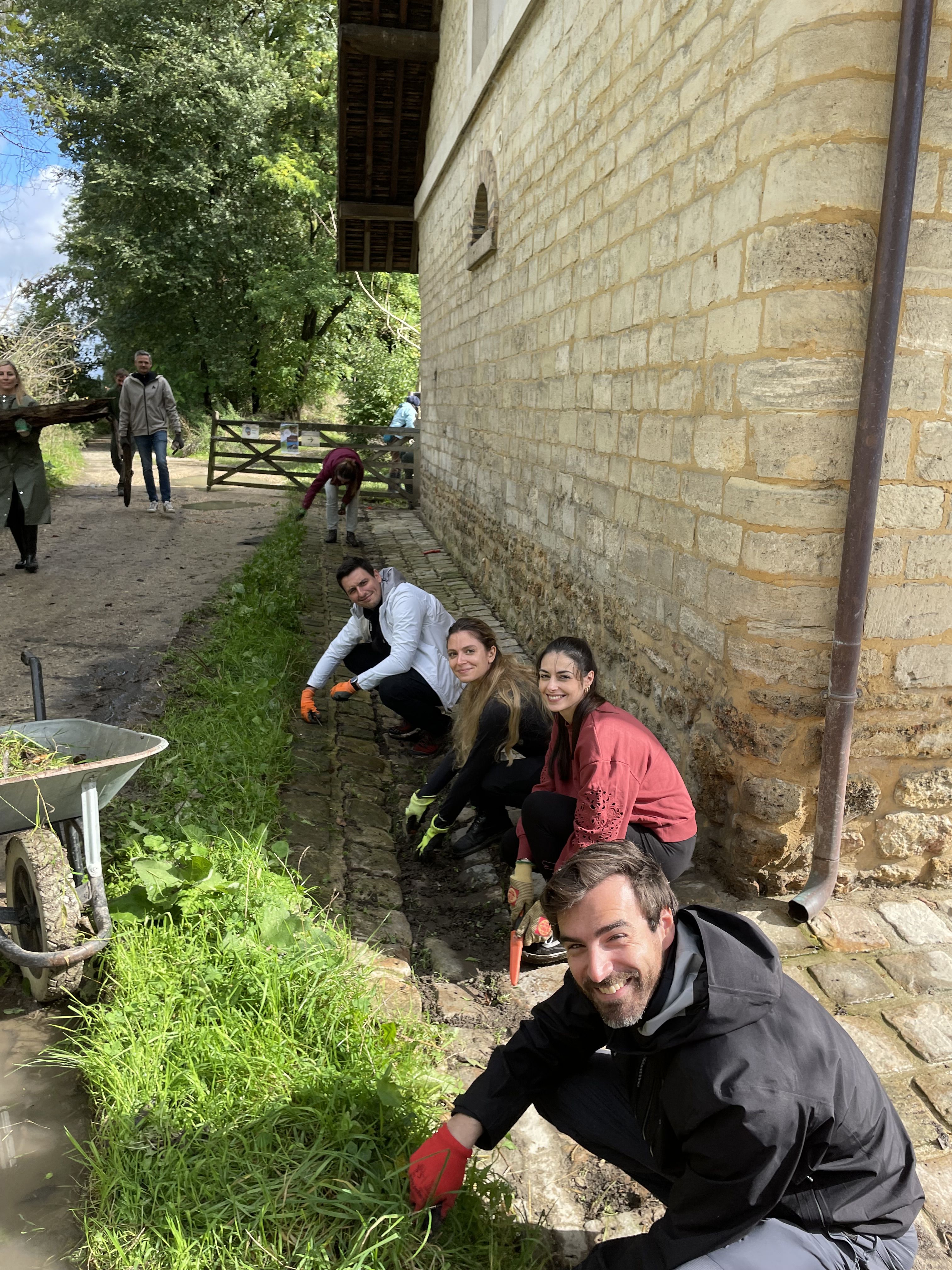 Collaborateurs lors d_une action de jardinage4