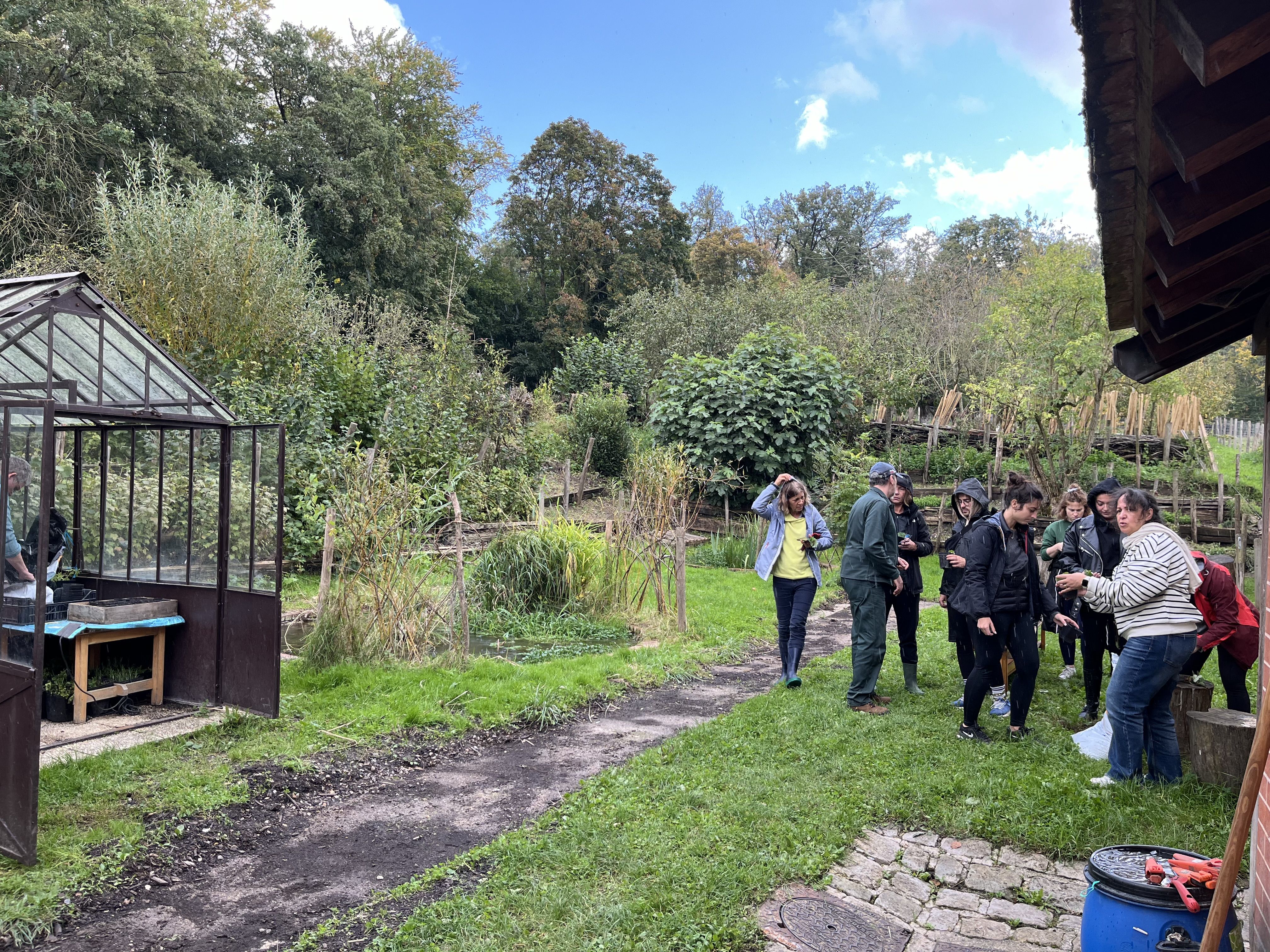Collaborateurs lors d_une action de jardinage17