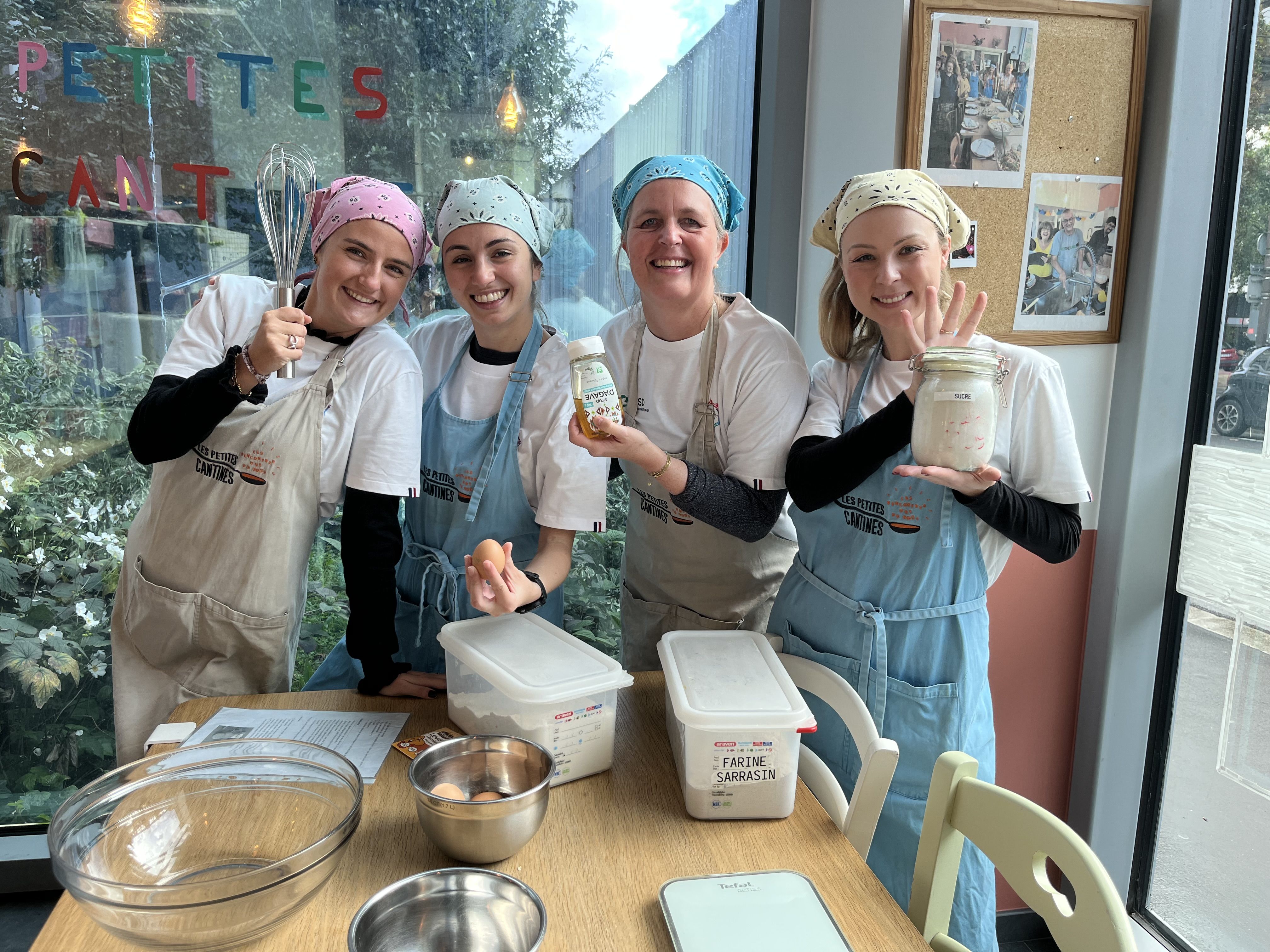 Preparation de patisseries entre collaboratrices