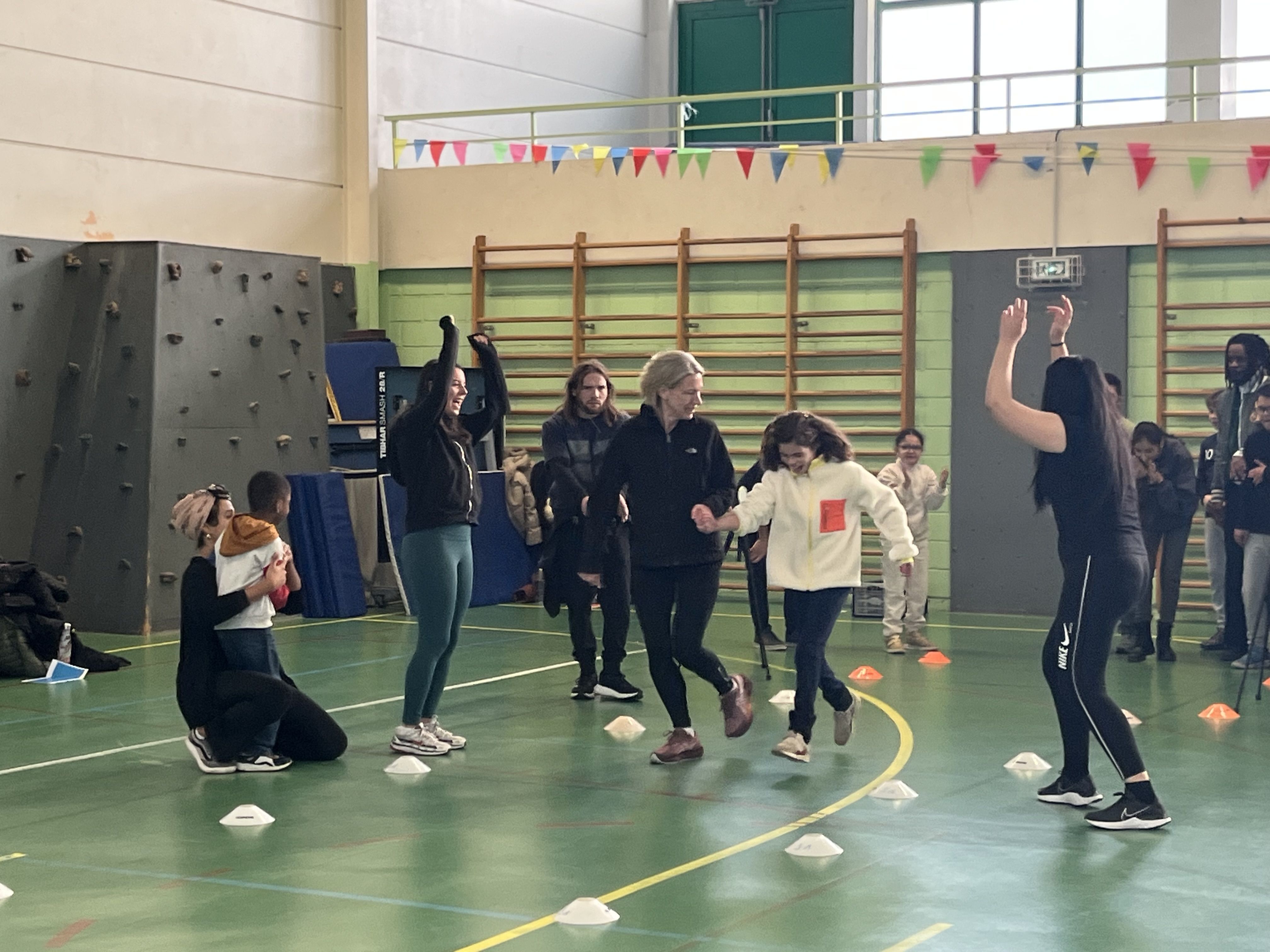 Collaborateurs et enfant lors d_une action handisport4