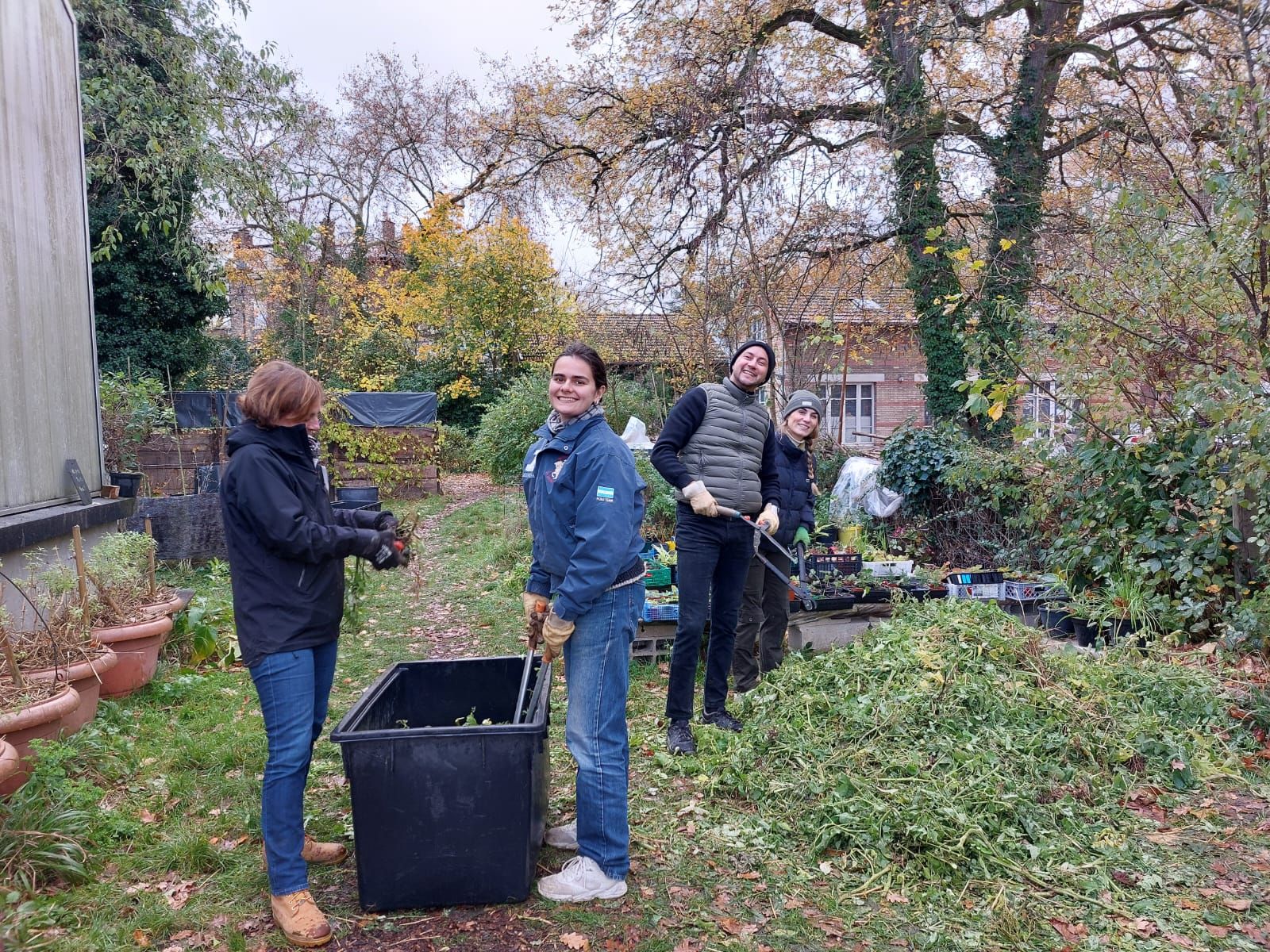 Collaborateurs lors dune action de jardinage