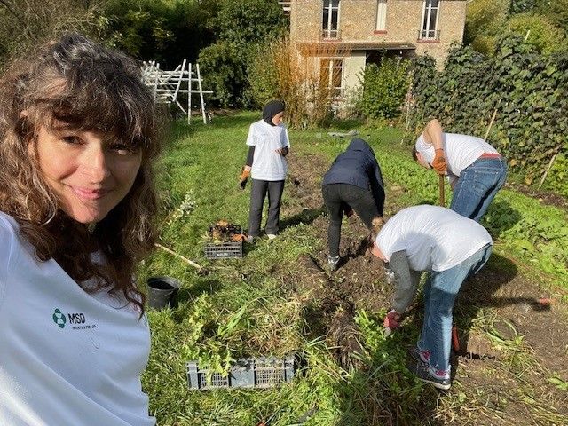 Collaborateurs lors d_une action de construction
