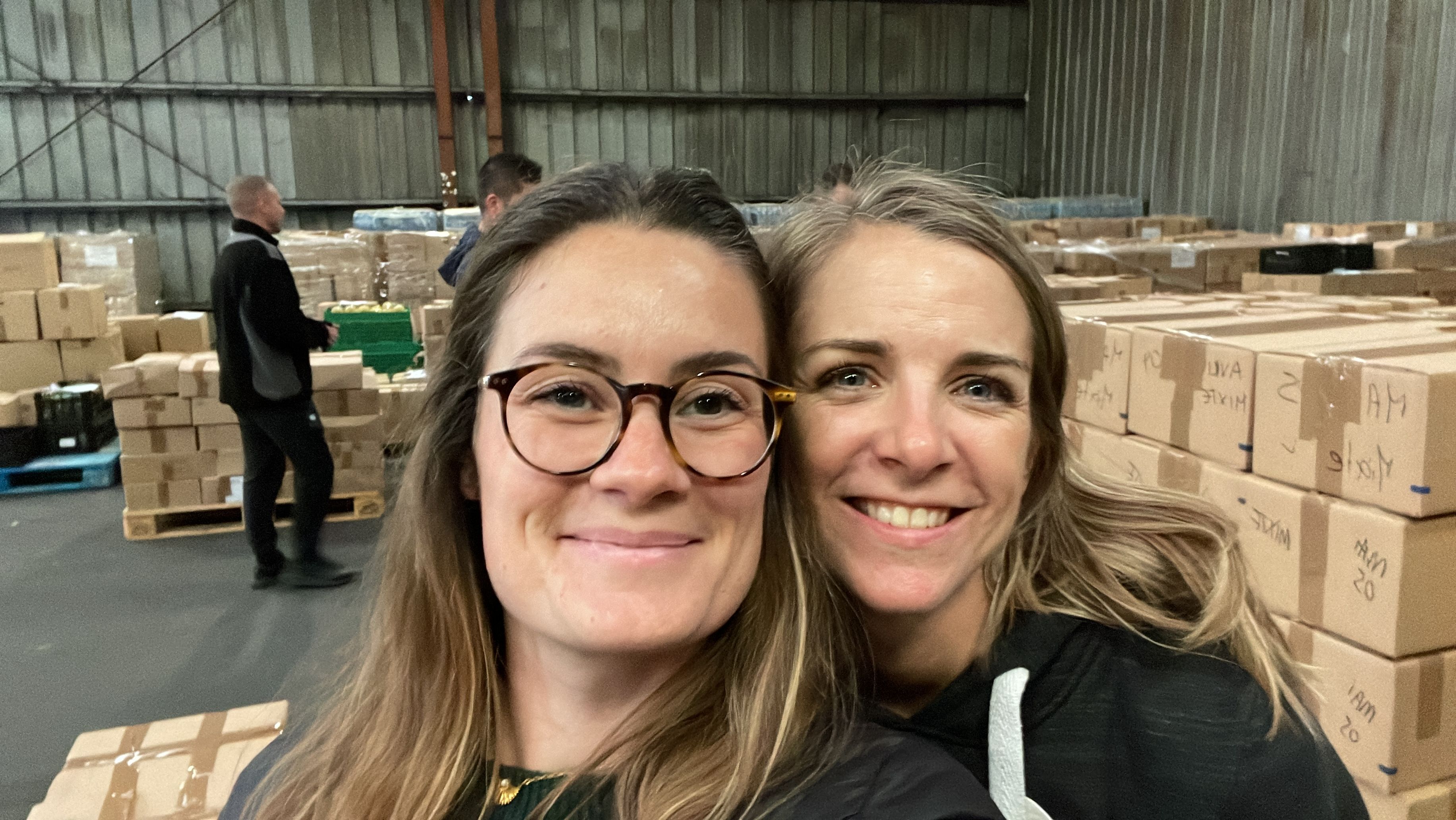 Collaboratrices faisant de la manutention _