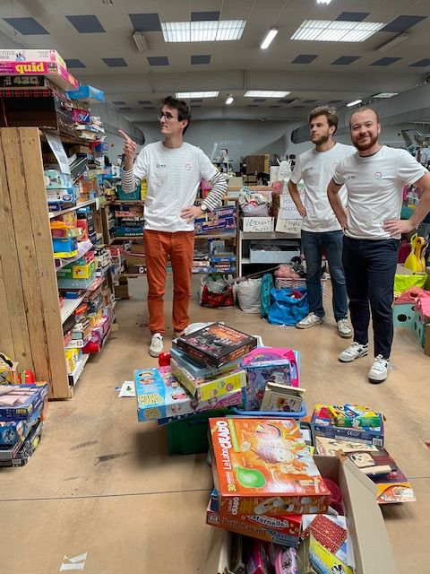 Tri de jouets dans une ressourcerie_