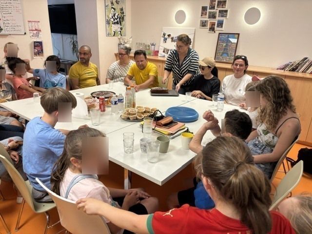 images/galerie_de_l_engagement/gouter avec des enfants lors d_une action de creation de lien.jpg