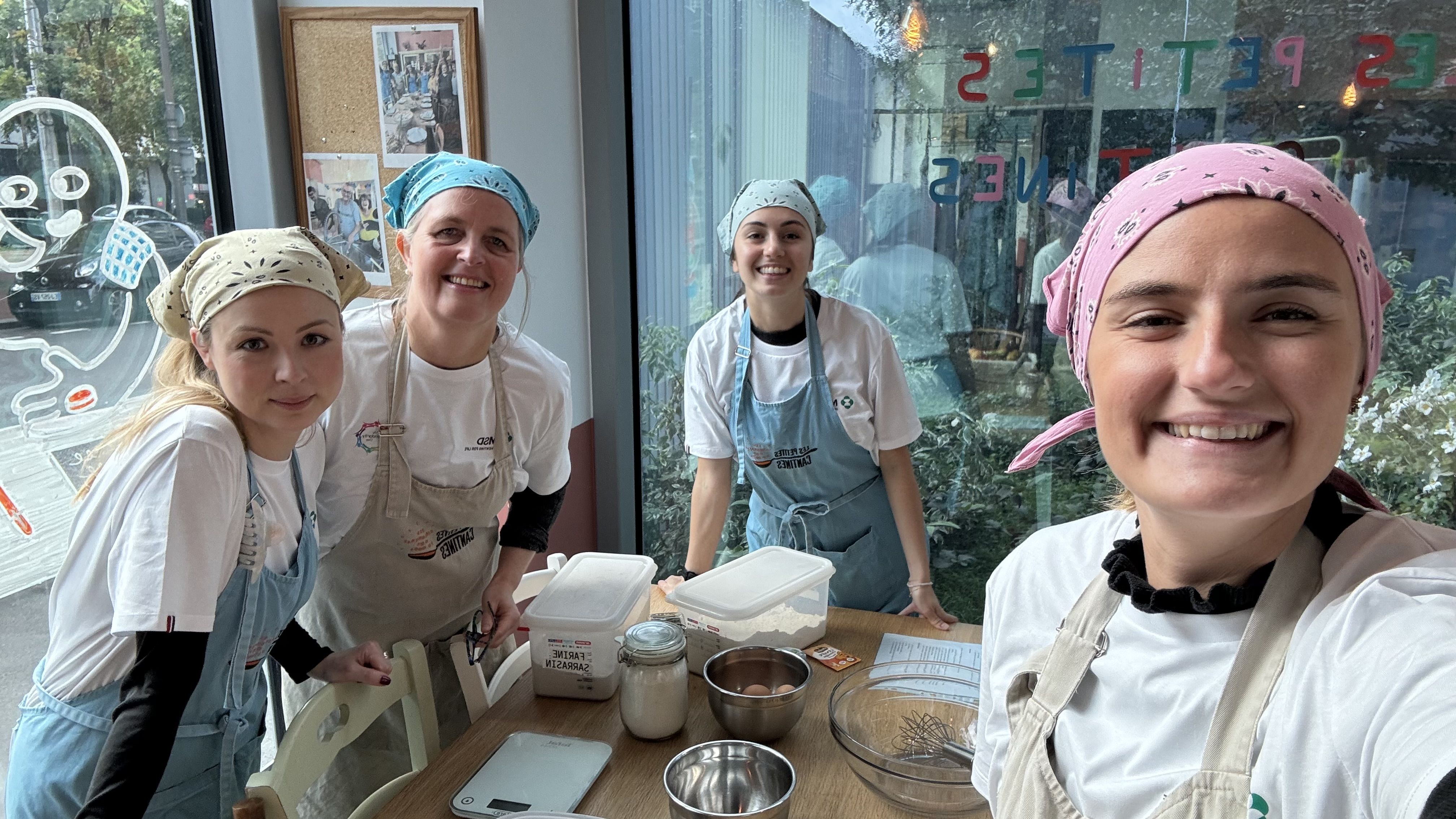 Collaboratrices lors d_une action solidaire aux Petites Cantines1