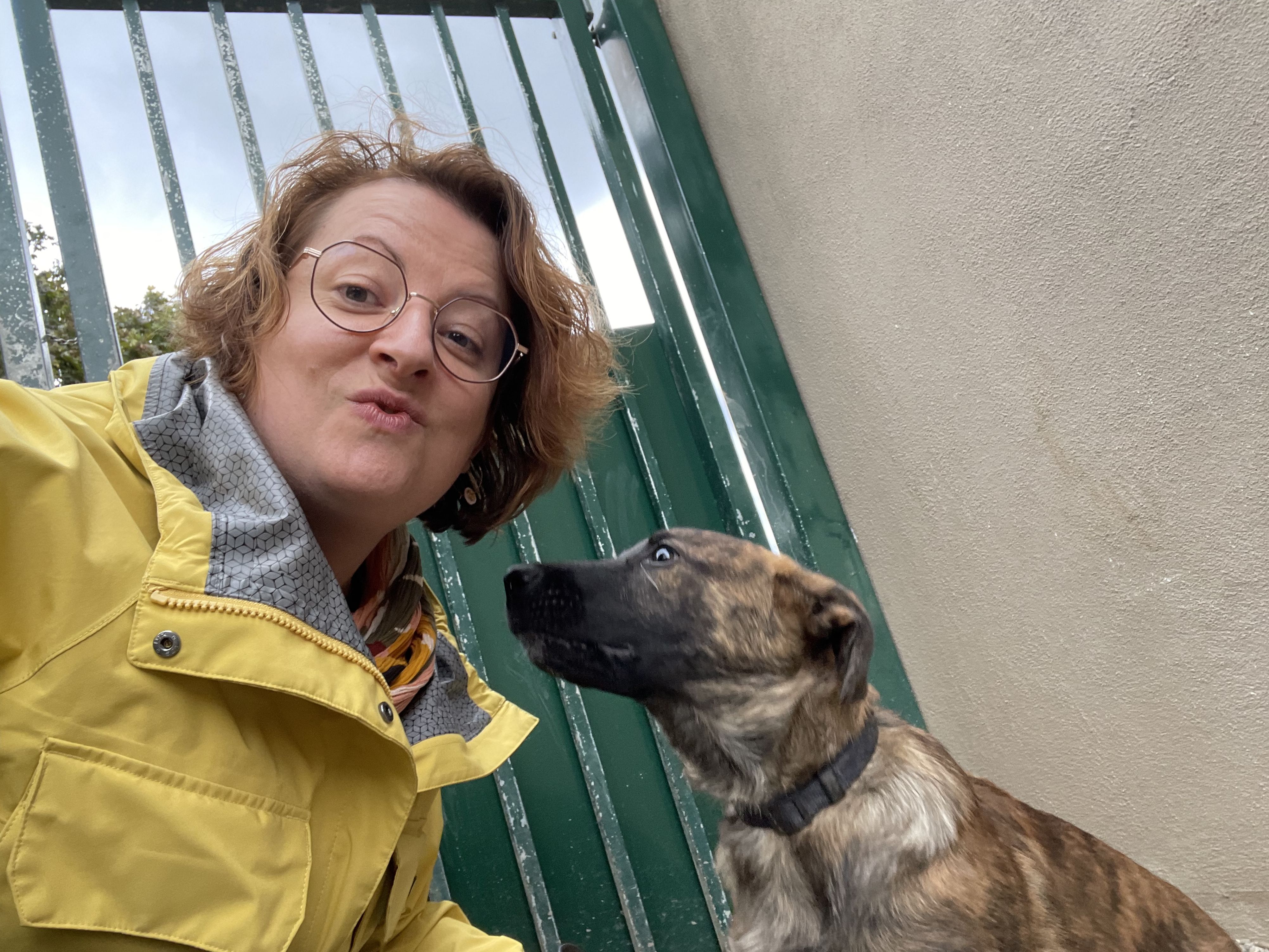 Collaboratrice avec un chien de la SPA