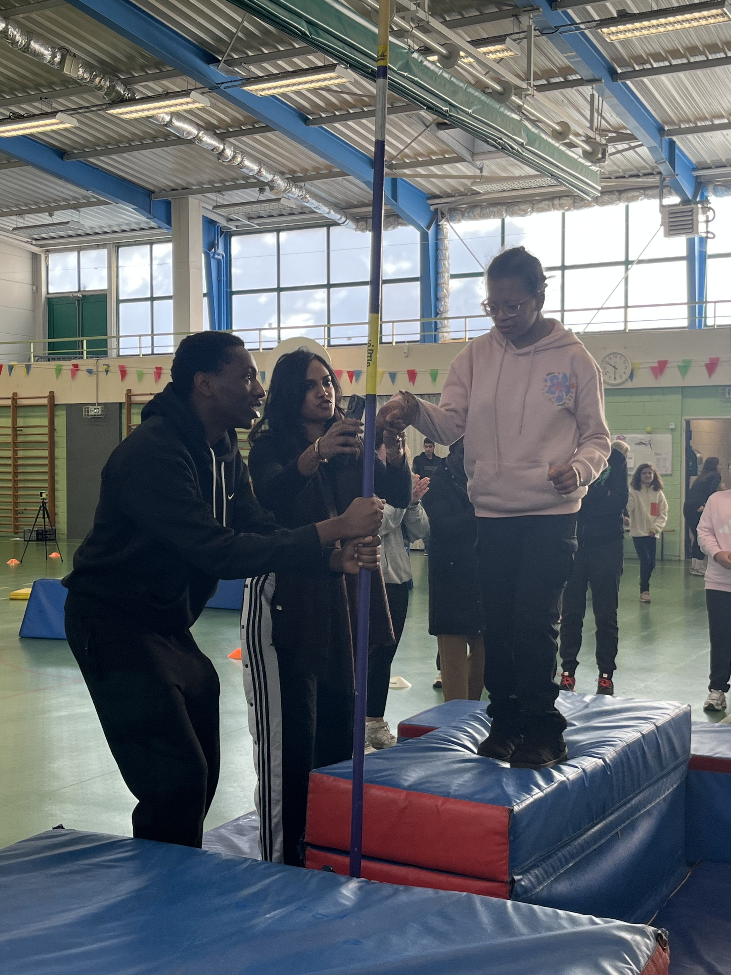 images/galerie_de_l_engagement/Collaborateurs et enfant lors d_une action handisport.jpg