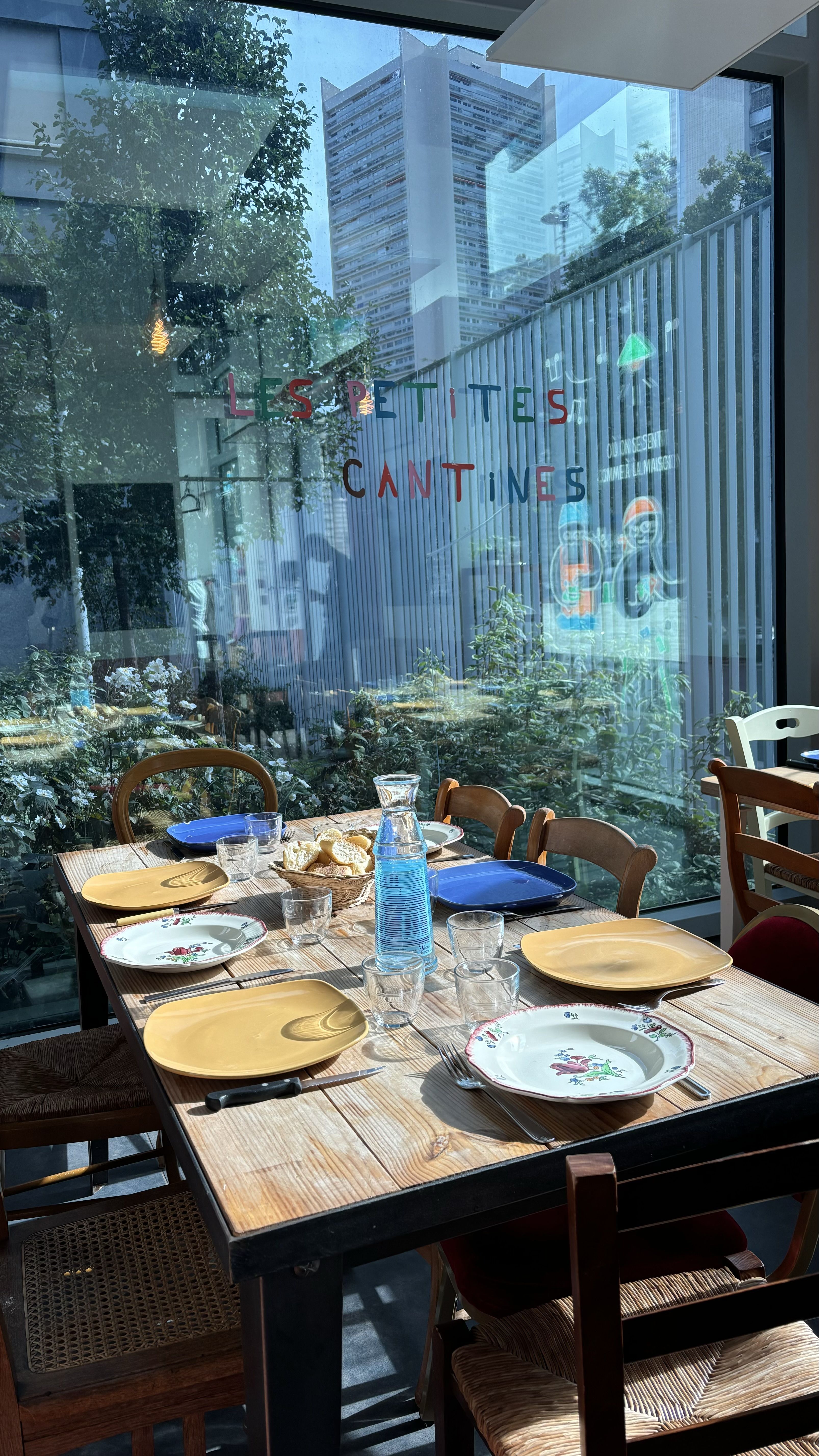 images/galerie_de_l_engagement/dejeuner aux _Petites Cantines_.jpg