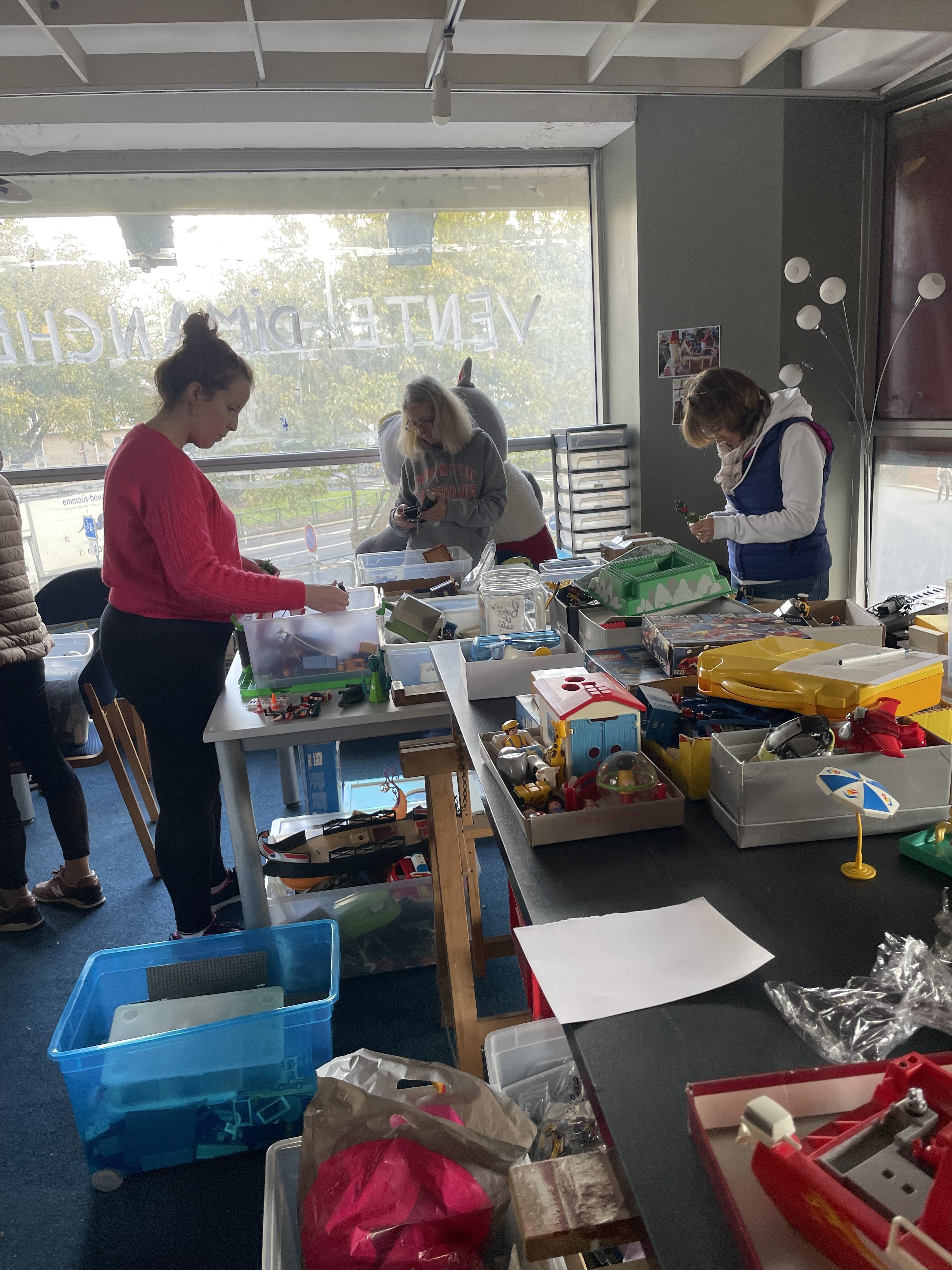tri de jouets dans une ressourcerie