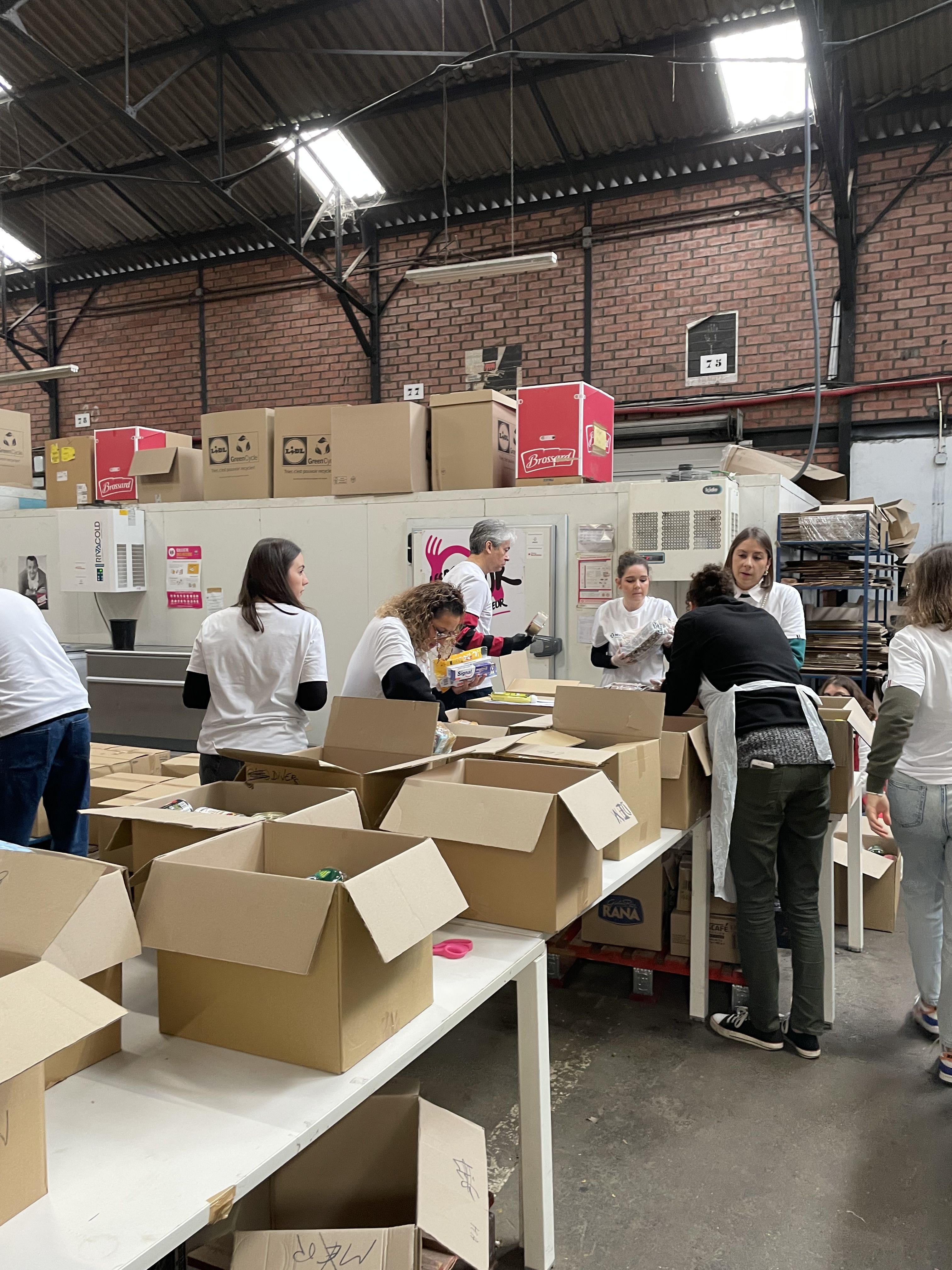 collaborateurs triant des denrees alimentaires