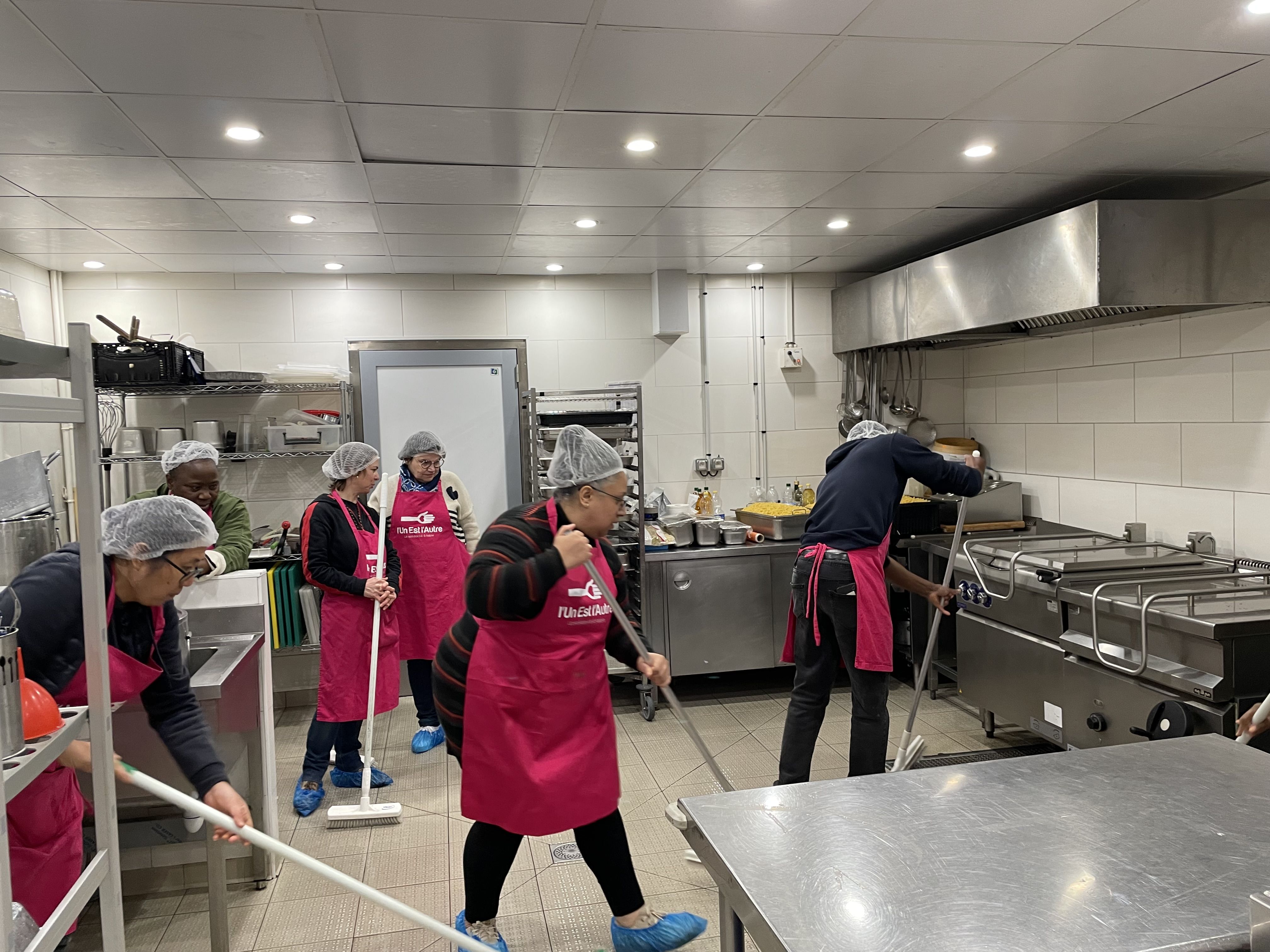 menage en equipe lors dune action cuisine
