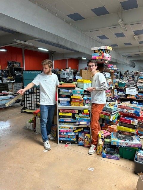 Rangement de jeux dans une ressourcerie