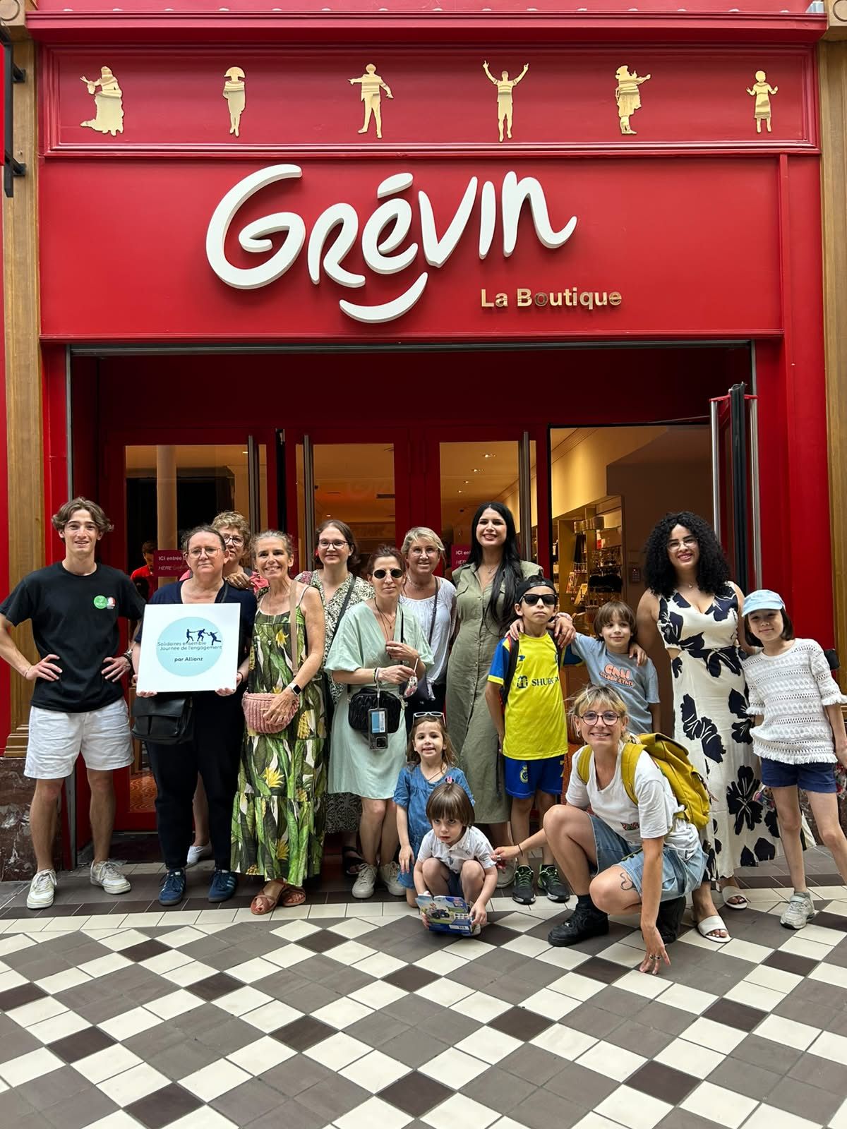 photo de groupe au musee grevin lors d_une action de creation de lien