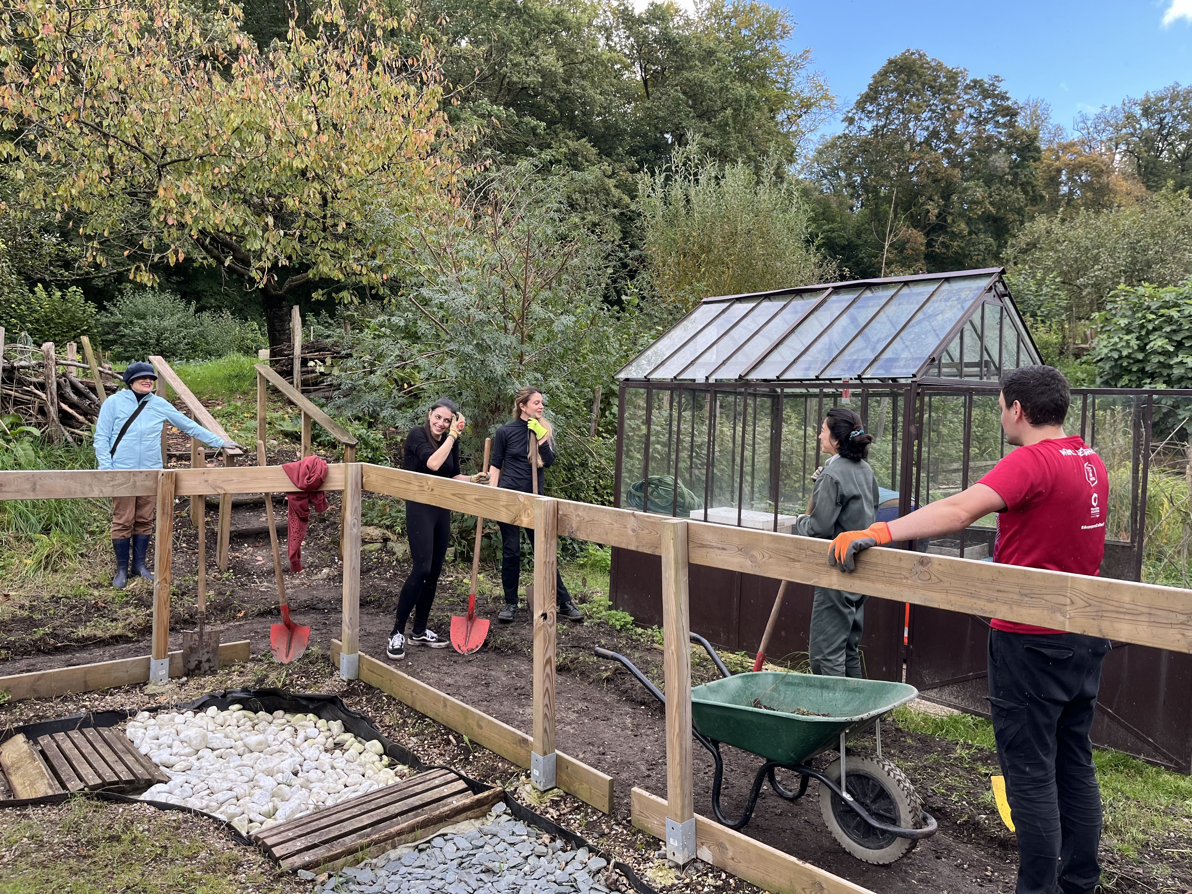 Collaborateurs lors d_une action de jardinage7