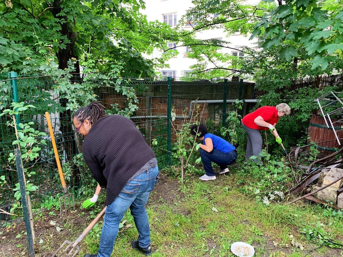 Collaboratrices lors d_une action de jardinage_