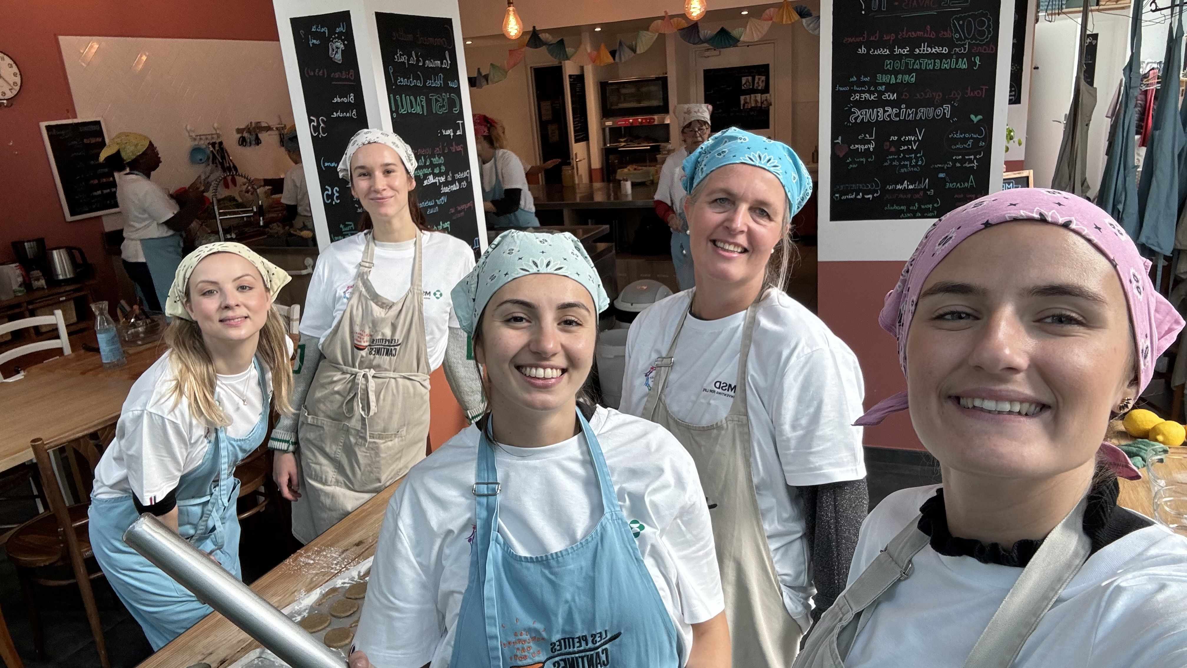 Collaboratrices lors d_une action solidaire aux Petites Cantines