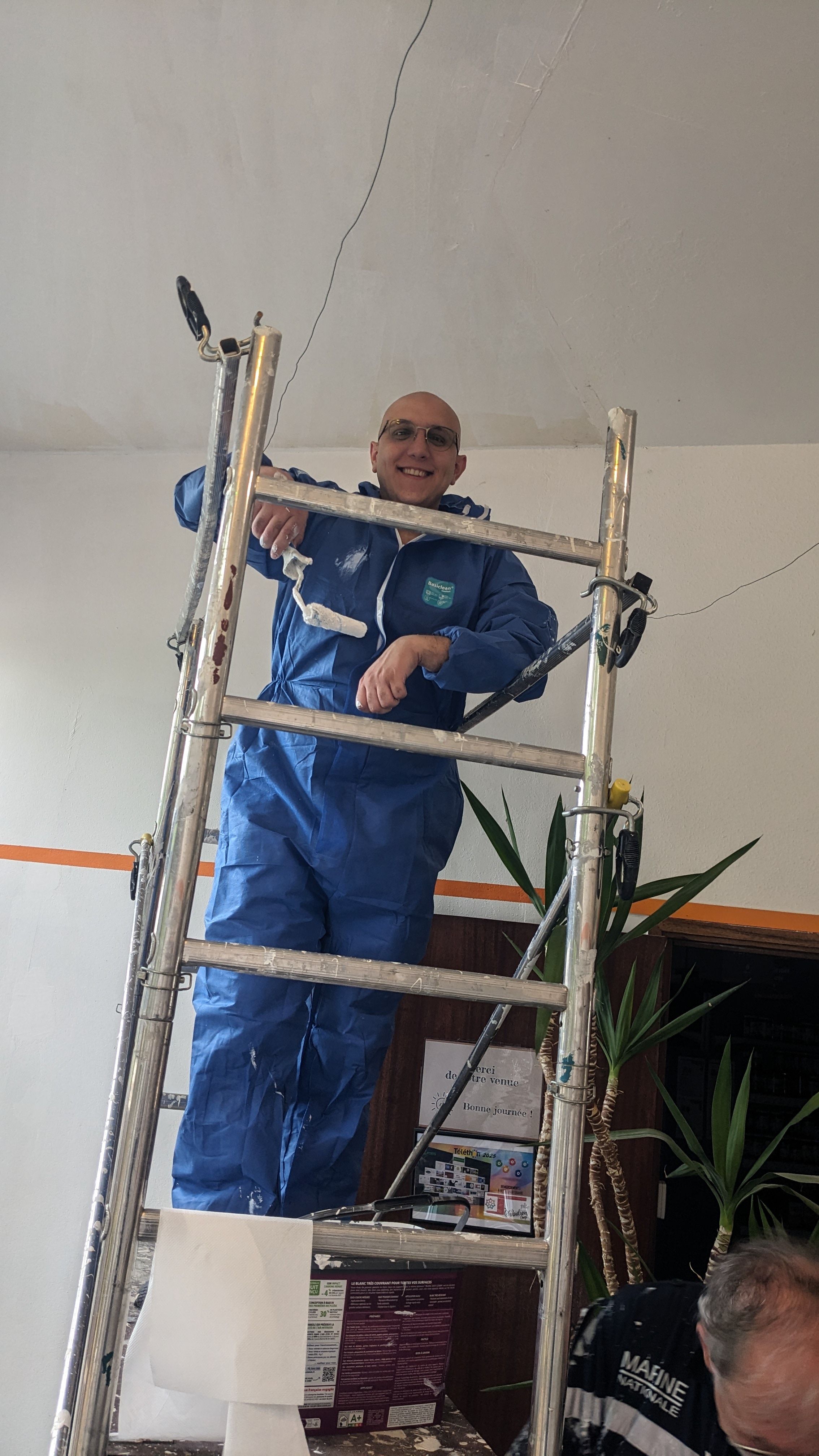 images/galerie_de_l_engagement/Collaborateurs lors d_une action renovation bricolage peinture.jpg
