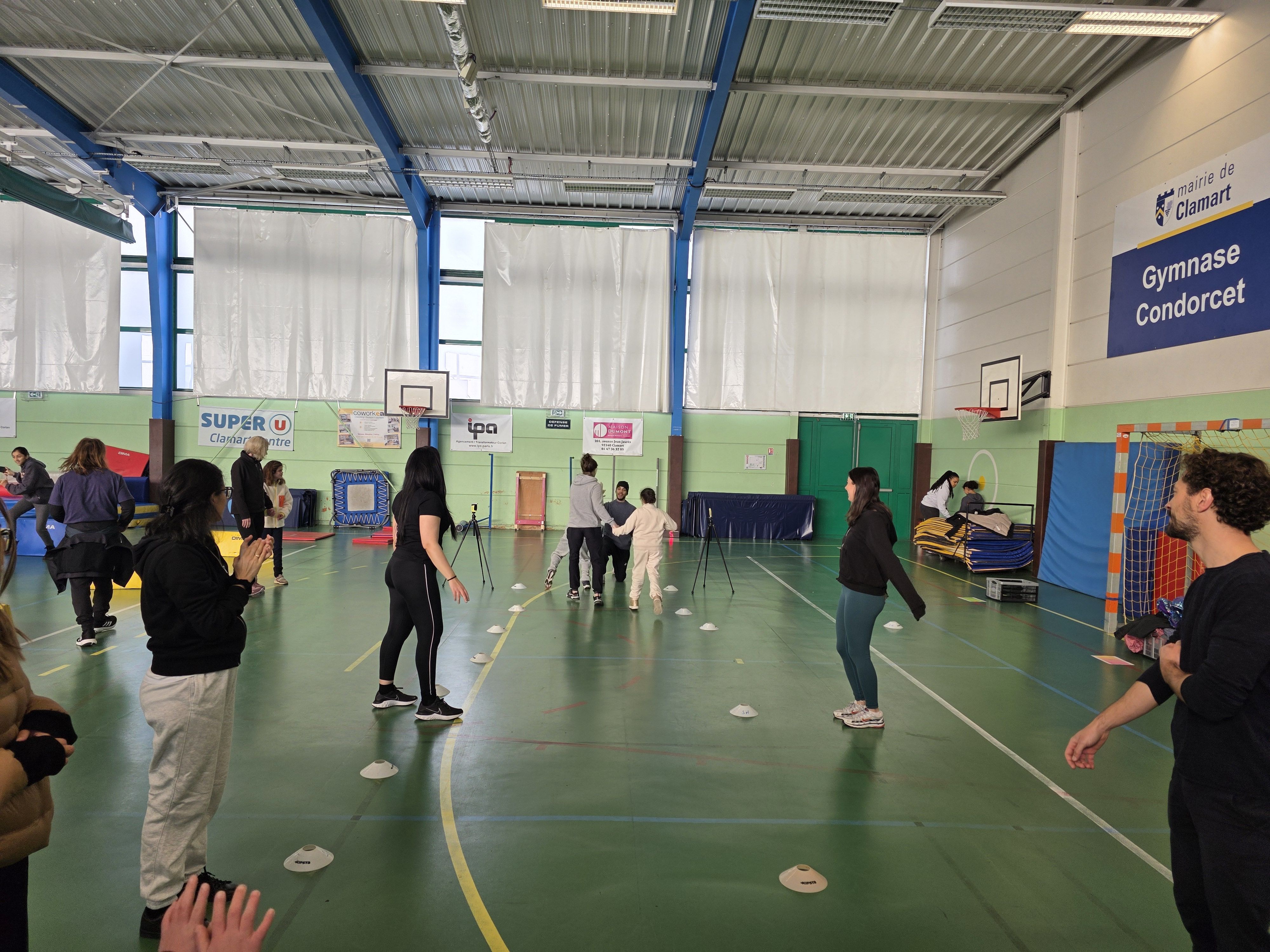 Collaborateurs et enfant lors d_une action handisport2